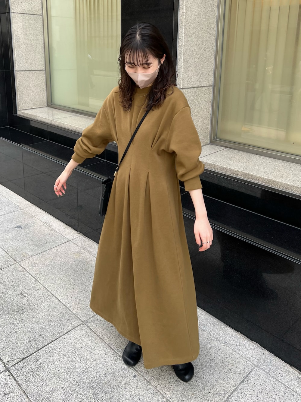 「秋冬コーデ、シンプルコーデ、ゆるコーデ、お出かけコーデ、カジュアル、オトナカジュアル、きれいめカジュアル、ショートブーツ、ワンピース、ウエストタック、スマホショルダー、楽チンコーデ、AgAwd、capricieuxlemage」｜「CAPRICIEUX LE'MAGEのステッチスマホショルダー（ショルダーバッグ、ブラック系）」を使った、harunaさん（レディース・165cm）の秋コーディネートの2枚目の写真