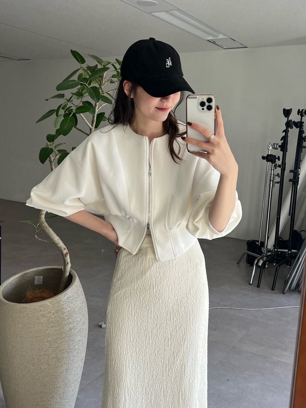 ホワイト系のスカート、ホワイト系のTシャツ/カットソーを着用したレディースの冬コーディネートの3枚目の写真