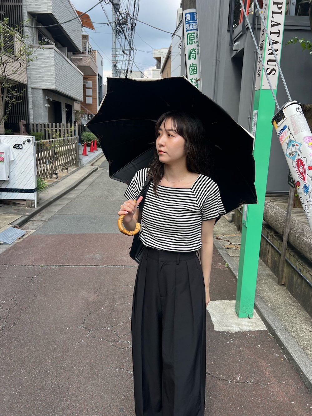 「お出かけコーデ、秋服準備はじめました、モノトーン、休日スタイル、Tシャツ、ワイドパンツ、ブラックコーデ、大人カジュアル、シンプルコーデ」｜「CAPRICIEUX LE'MAGEのミニ袖スクエアネックTシャツ（Tシャツ/カットソー、ブラック系）」を使った、harunaさん（レディース・165cm）の夏コーディネートの3枚目の写真