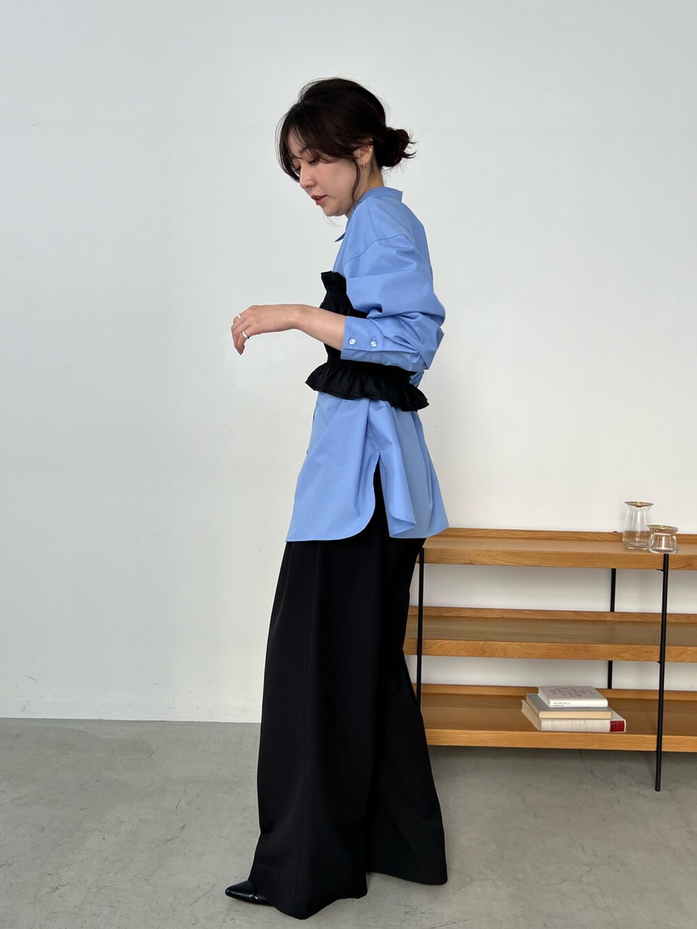 「シャツスタイル、秋服準備はじめました、ビスチェ、ブルー、お出かけコーデ、休日スタイル、レイヤードスタイル」｜「CAPRICIEUX LE'MAGEの＜新色追加/ブルー＞2タックワイドパンツ（その他パンツ、ブラック系）」を使った、harunaさん（レディース・165cm）の夏コーディネートの3枚目の写真