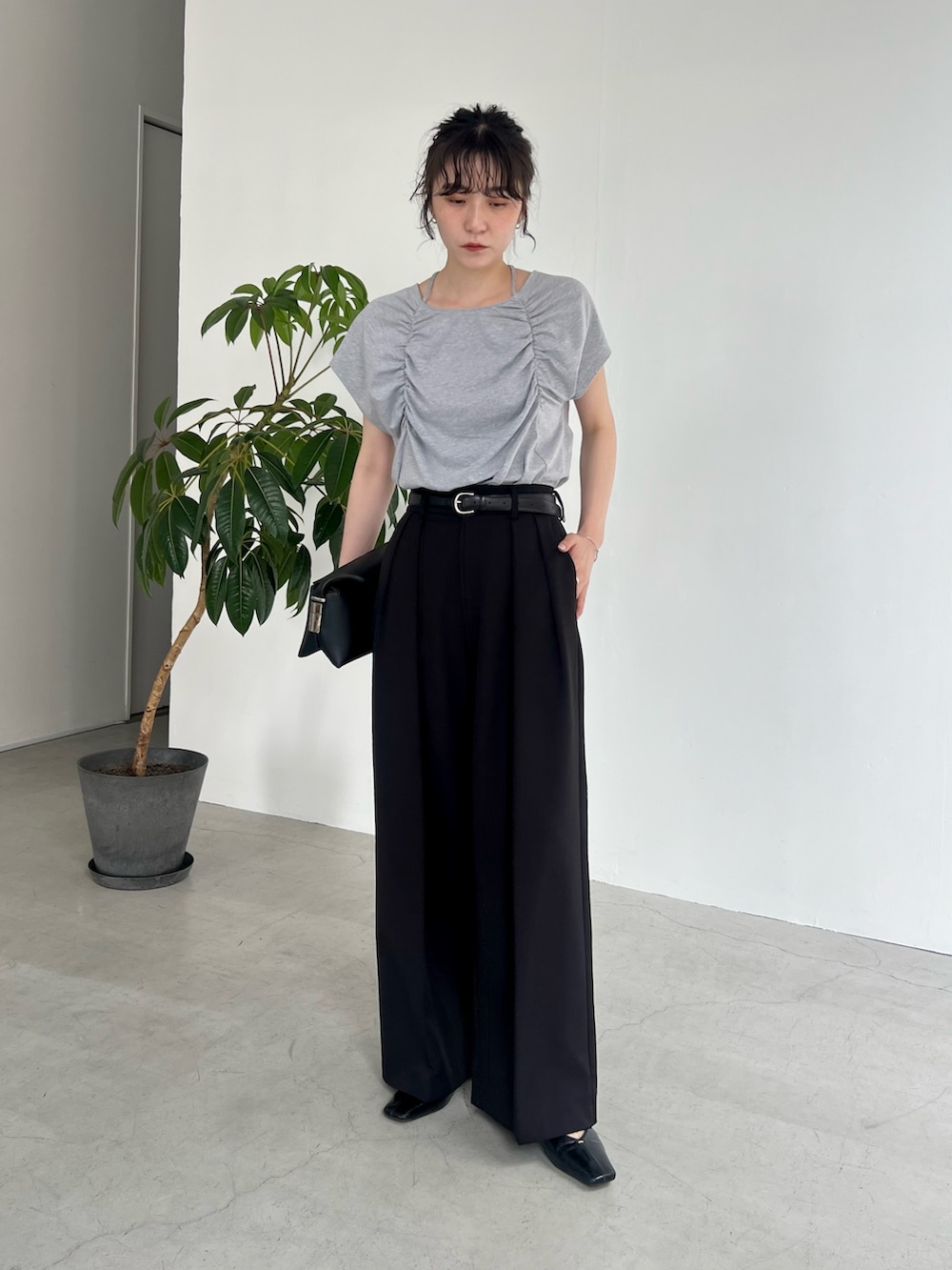 「大人カジュアル、最近のいい感じコーデ、春夏コーデ、シンプルコーデ、レイヤードスタイル、きれいめカジュアル、休日スタイル、大人女子、大人かわいい、カジュアルコーデ、ラクチンコーデ、夏ファッション、オトナカジュアル、今日のコーデ、パンツスタイル」｜「CAPRICIEUX LE'MAGEの＜新色追加/ブルー＞2タックワイドパンツ（その他パンツ、ブラック系）」を使った、harunaさん（レディース・165cm）の春コーディネートの2枚目の写真