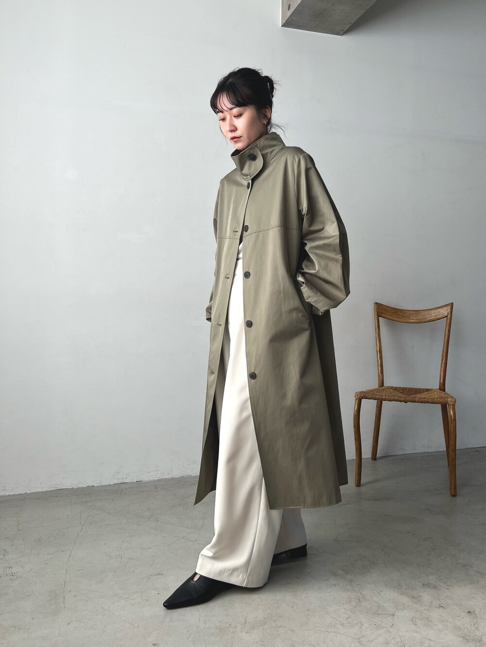 「ブーツ、タートルネック、お出かけコーデ、スプリングコート、トレンチコート、タックパンツ、ワイドパンツ、スタンドカラー、カーキ、大人カジュアル」｜「CAPRICIEUX LE'MAGEの＜新色追加/ブルー＞2タックワイドパンツ（その他パンツ、ホワイト系）」を使った、harunaさん（レディース・165cm）の冬コーディネートの3枚目の写真