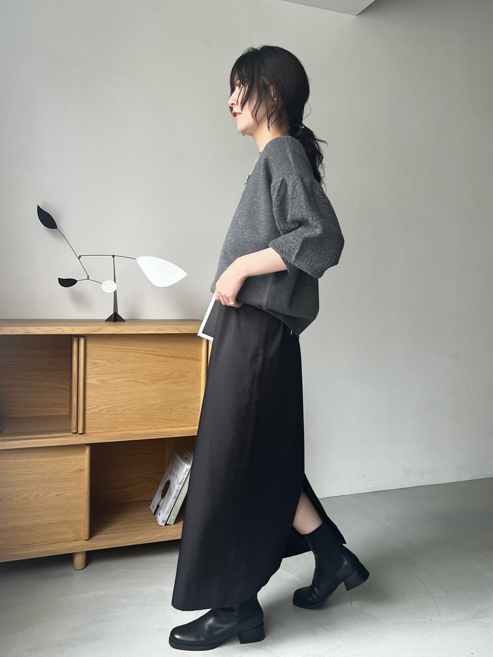 「おでかけコーデ、秋コーデ、ブーツ、お出かけコーデ、シンプルコーデ、ワンピース、ニット、ニットコーデ、グレー、グレーコーデ」｜「CAPRICIEUX LE'MAGEのポップコーンパフニット（ニット/セーター、グレー系）」を使った、harunaさん（レディース・165cm）の秋コーディネートの2枚目の写真