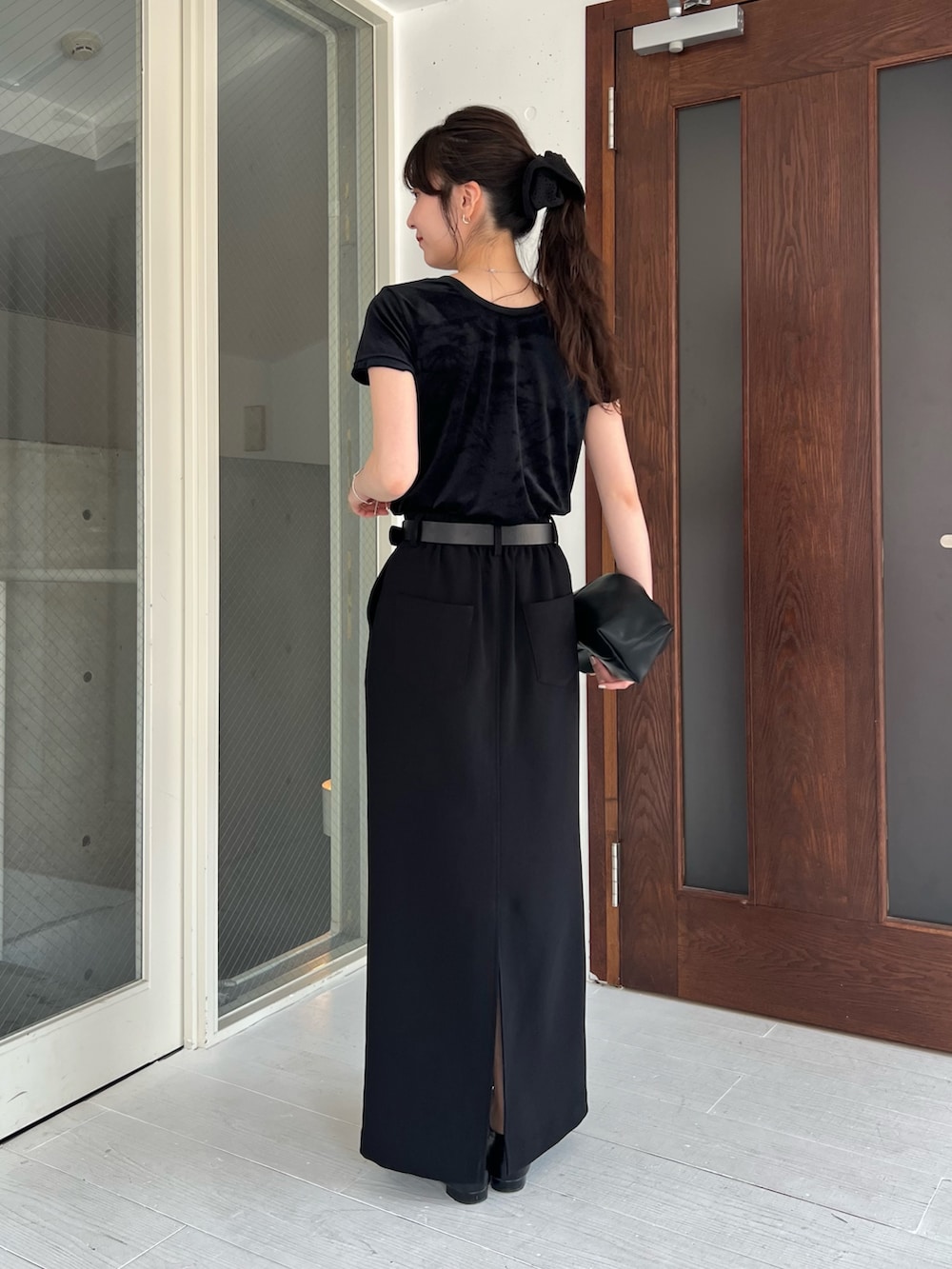 「シアートップス、シンプルコーデ、きれいめカジュアル、ブラックコーデ、夏コーデ、シンプルスタイル、休日スタイル、オトナ女子、Tシャツコーデ、骨格ナチュラル、高身長女子」｜「CAPRICIEUX LE'MAGEの【低身長サイズあり】マキシIラインスカート（スカート、ブラック系）」を使った、harunaさん（レディース・165cm）の夏コーディネートの4枚目の写真