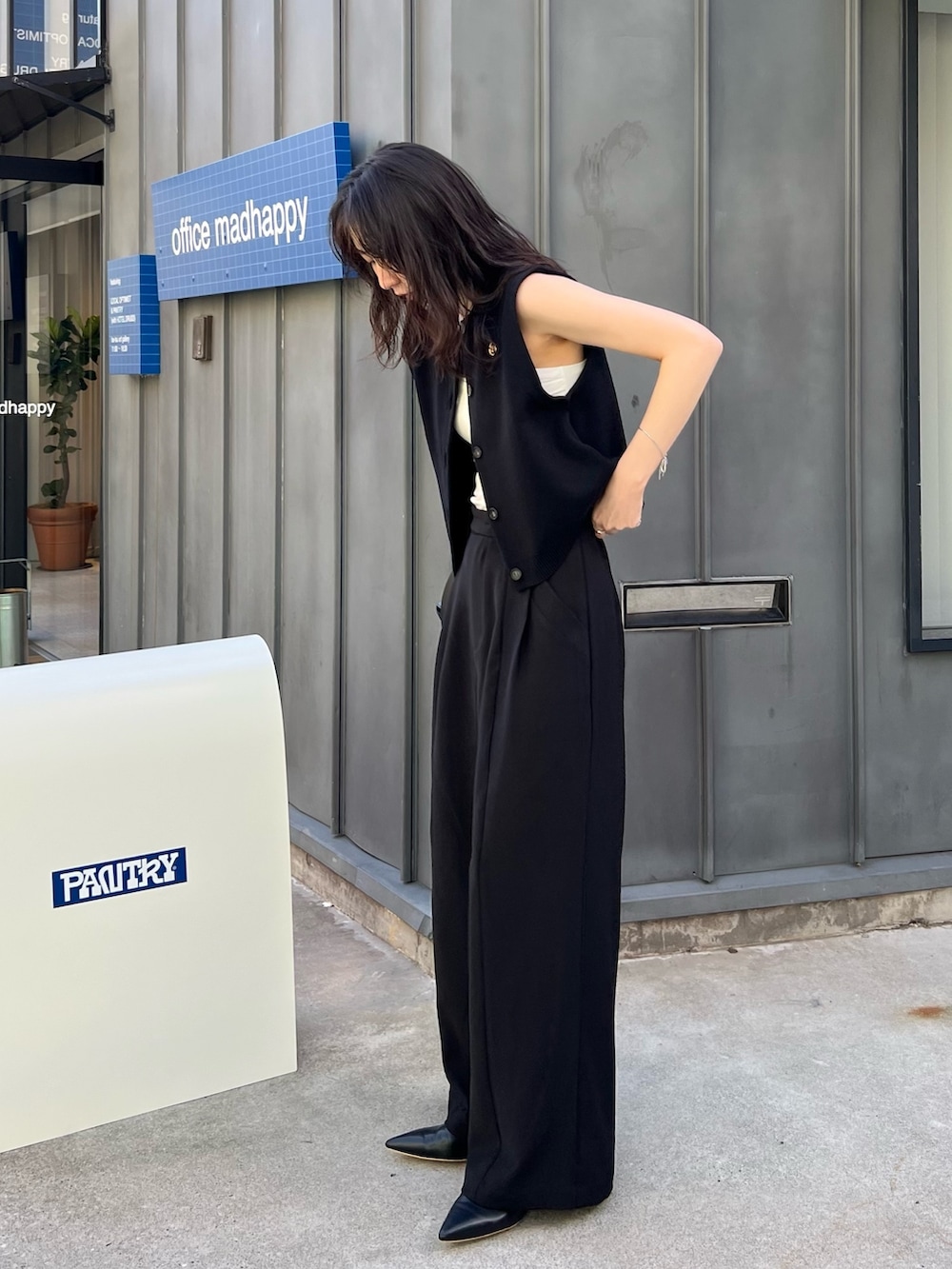 「モノトーン、きれいめカジュアル、レイヤードスタイル、夏コーデ、モノトーンコーデ、韓国ファッション、ベスト、ベストコーデ、パンツスタイル、骨格ナチュラル」｜「CAPRICIEUX LE'MAGEのサイドポケットワイドパンツ（パンツ、ブラック系）」を使った、harunaさん（レディース・165cm）の春コーディネートの2枚目の写真