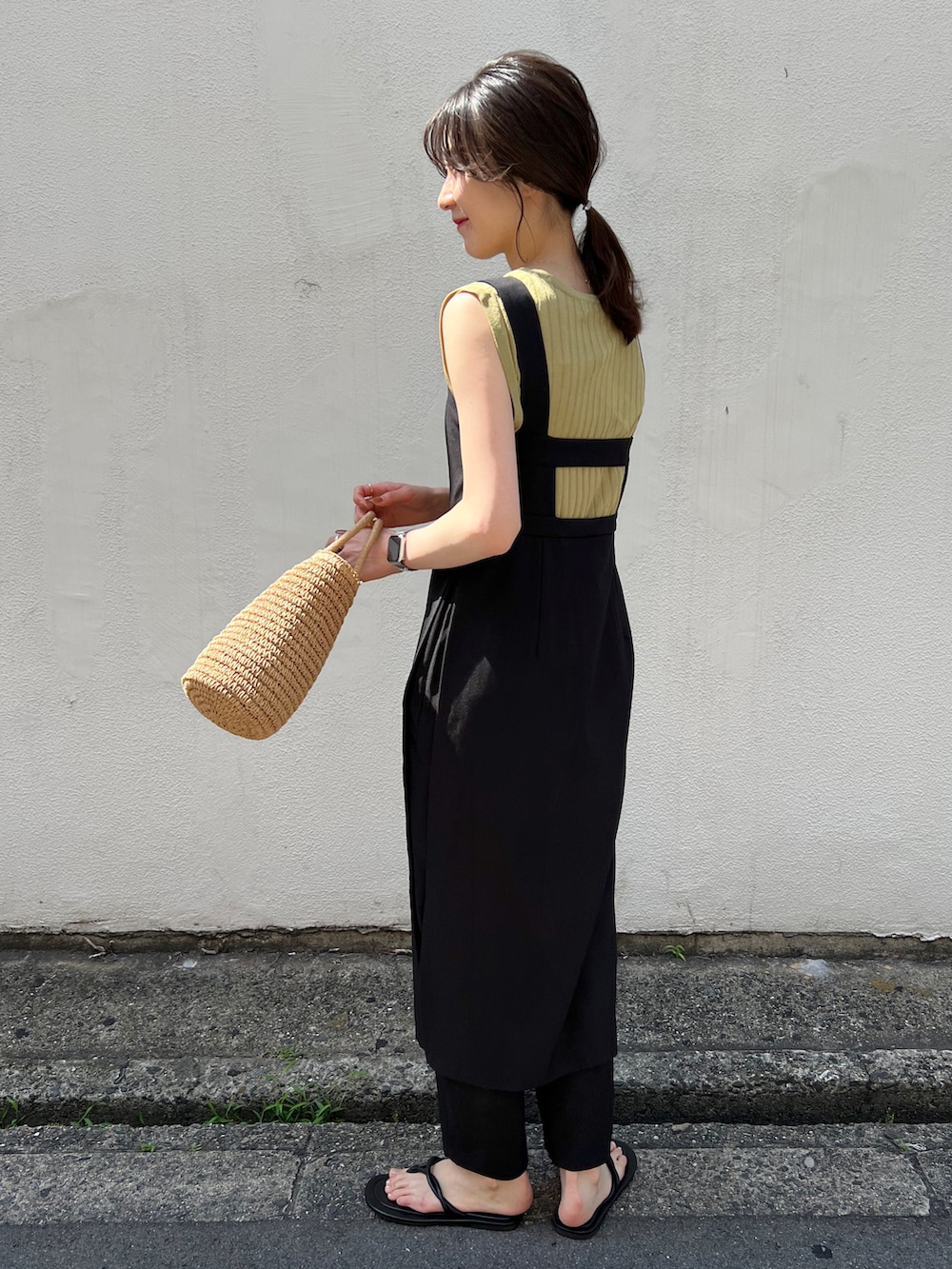 「大人カジュアル、休日コーデ、大人かわいい、コンビネゾン、お出かけコーデ、夏コーデ、レイヤードスタイル、ワンピーススタイル、かごバッグ、サンダル」｜「CAPRICIEUX LE'MAGEのレイヤードコンビネゾン（つなぎ/オールインワン、ブラック系）」を使った、harunaさん（レディース・165cm）の夏コーディネートの2枚目の写真
