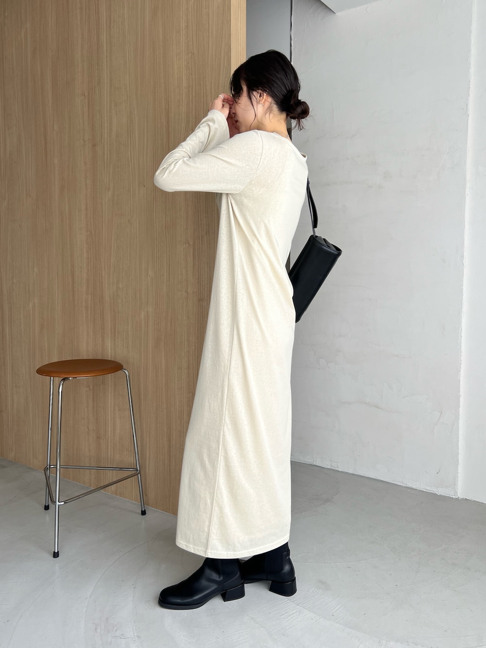 「お出かけコーデ、秋服準備はじめました、レイヤードスタイル、淡色コーデ、ワンピース、ブーツ、シンプルコーデ、骨格ナチュラル、高身長女子」｜「CAPRICIEUX LE'MAGEの【低身長サイズあり】2SET Uネックワンピース（ワンピース、ベージュ系）」を使った、harunaさん（レディース・165cm）の夏コーディネートの4枚目の写真