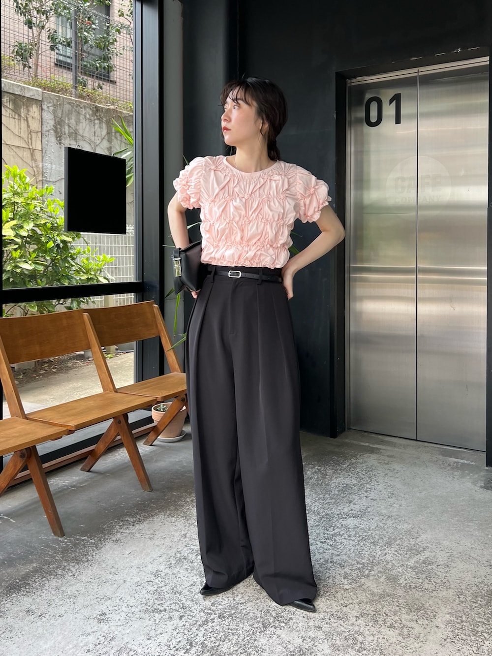 「大人カジュアル、最近のいい感じコーデ、春夏コーデ、韓国ファッション、きれいめカジュアル、休日スタイル、春、大人女子、夏ファッション、大人かわいい、ラクチンコーデ、カジュアルコーデ、春カラー、高身長女子、半袖」｜「CAPRICIEUX LE'MAGEの＜新色追加/ブルー＞2タックワイドパンツ（その他パンツ、ブラック系）」を使った、harunaさん（レディース・165cm）の春コーディネートの2枚目の写真