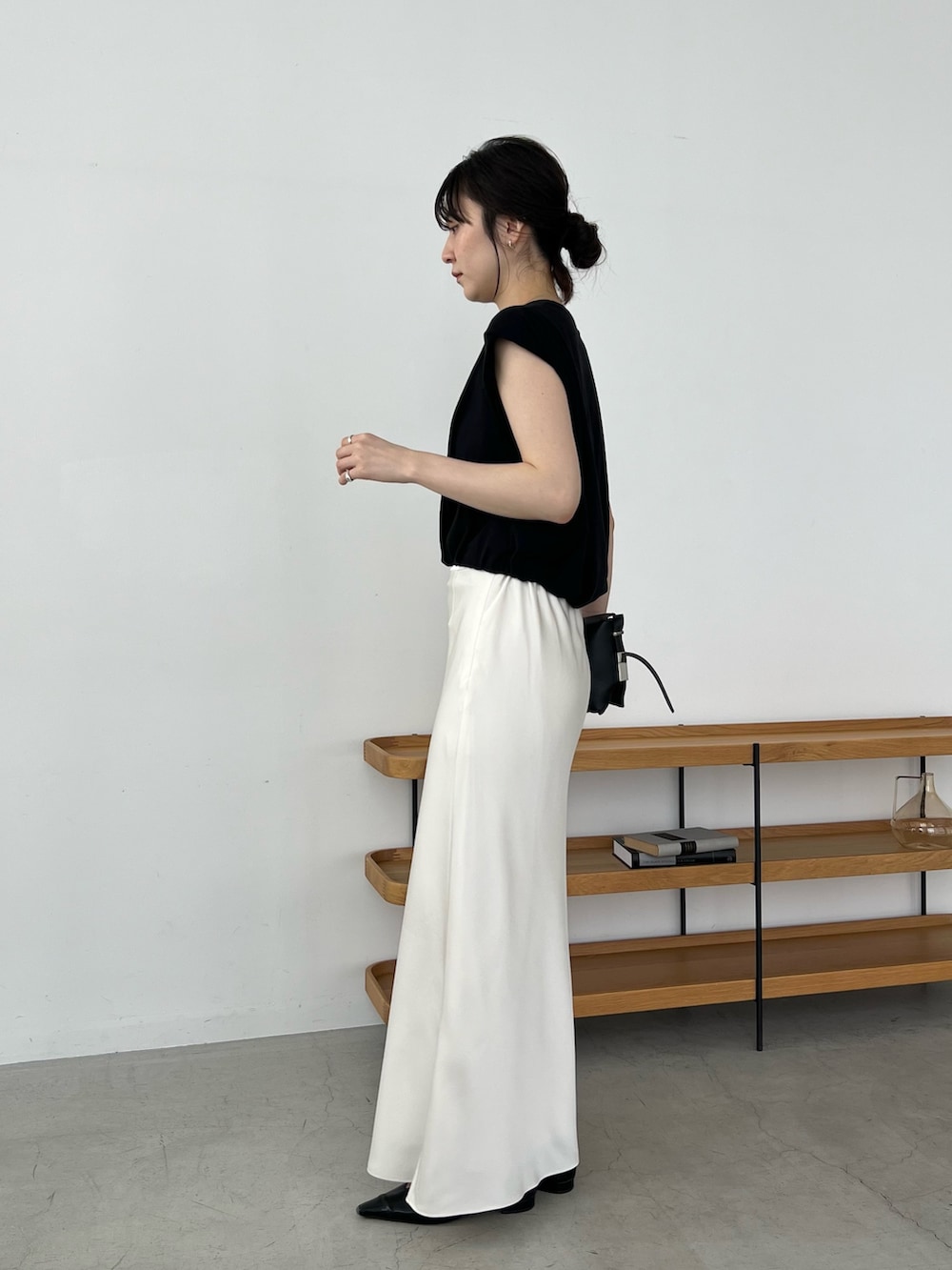 「最近のいい感じコーデ、モノトーン、大人カジュアル、春夏コーデ、シンプルコーデ、きれいめカジュアル、休日スタイル、大人女子、春、大人かわいい、ラクチンコーデ、休日、オトナカジュアル」｜「CAPRICIEUX LE'MAGEのバイアススカート（スカート、ホワイト系）」を使った、harunaさん（レディース・165cm）の春コーディネートの3枚目の写真