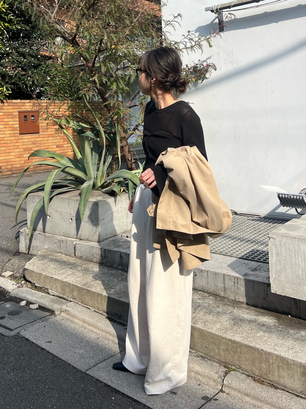 「レイヤードスタイル、ビスチェ、オトナカジュアル、春服コーデ、パンツコーデ、ラクチンコーデ、着回しコーデ、きれいめカジュアル、シンプルスタイル、春、楽チンコーデ、大人ファッション、春服、スウェットコーデ、ゆるコーデ」｜「CAPRICIEUX LE'MAGEの【yao企画】【高身長サイズあり】タックスウェットパンツ（その他パンツ、ホワイト系）」を使った、harunaさん（レディース・165cm）の冬コーディネートの2枚目の写真