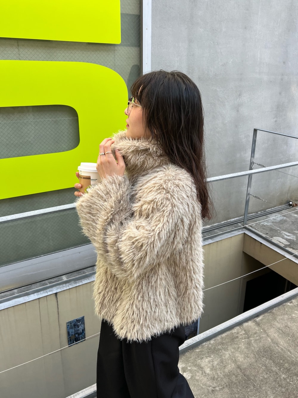 ブラック系のその他パンツ、ベージュ系のその他アウター、ブラック系のローファーを着用したレディースの秋コーディネートの2枚目の写真