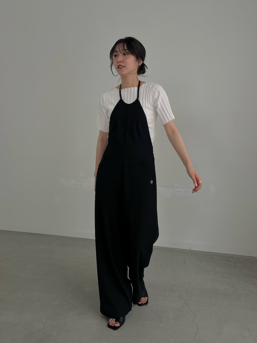 「モノトーン、お出かけコーデ、きれいめカジュアル、春夏コーデ、休日スタイル、カジュアルコーデ、大人かわいい、パンツスタイル、ゆったりコーデ、ロンパース」｜「CAPRICIEUX LE'MAGEの【C.L】アメスリロンパース（つなぎ/オールインワン、ブラック系）」を使った、harunaさん（レディース・165cm）の春コーディネートの3枚目の写真