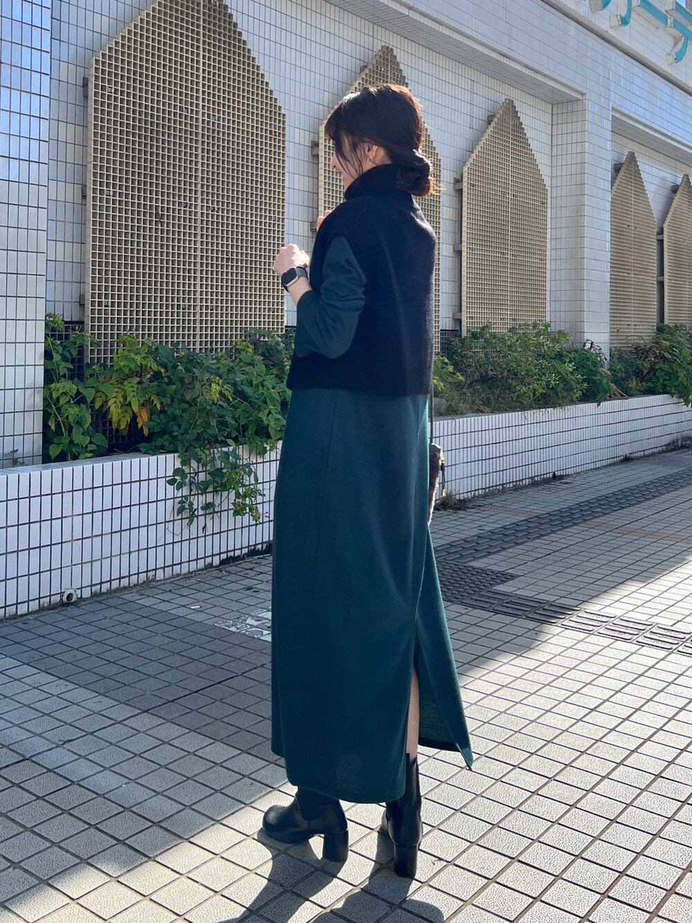 「ハーフジップ、ハーフジップニット、ベスト、ワンピース、レイヤードスタイル、高身長女子、ショート丈、ブーツ」｜「CAPRICIEUX LE'MAGEのスクエアネックカットワンピース（ワンピース、グリーン系）」を使った、harunaさん（レディース・165cm）の秋コーディネートの2枚目の写真