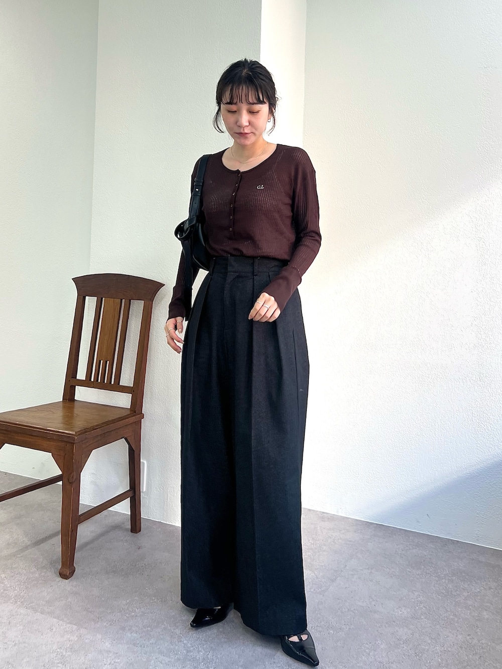 「秋服準備はじめました、休日スタイル、デニム、きれいめカジュアル、シアートップス、お出かけコーデ、初秋コーデ、キレイめコーデ、秋、ブラウン、着回しコーデ」｜「CAPRICIEUX LE'MAGEの【選べる4サイズ展開】2タックコットンパンツ（その他パンツ、ブラック系）」を使った、harunaさん（レディース・165cm）の夏コーディネートの2枚目の写真