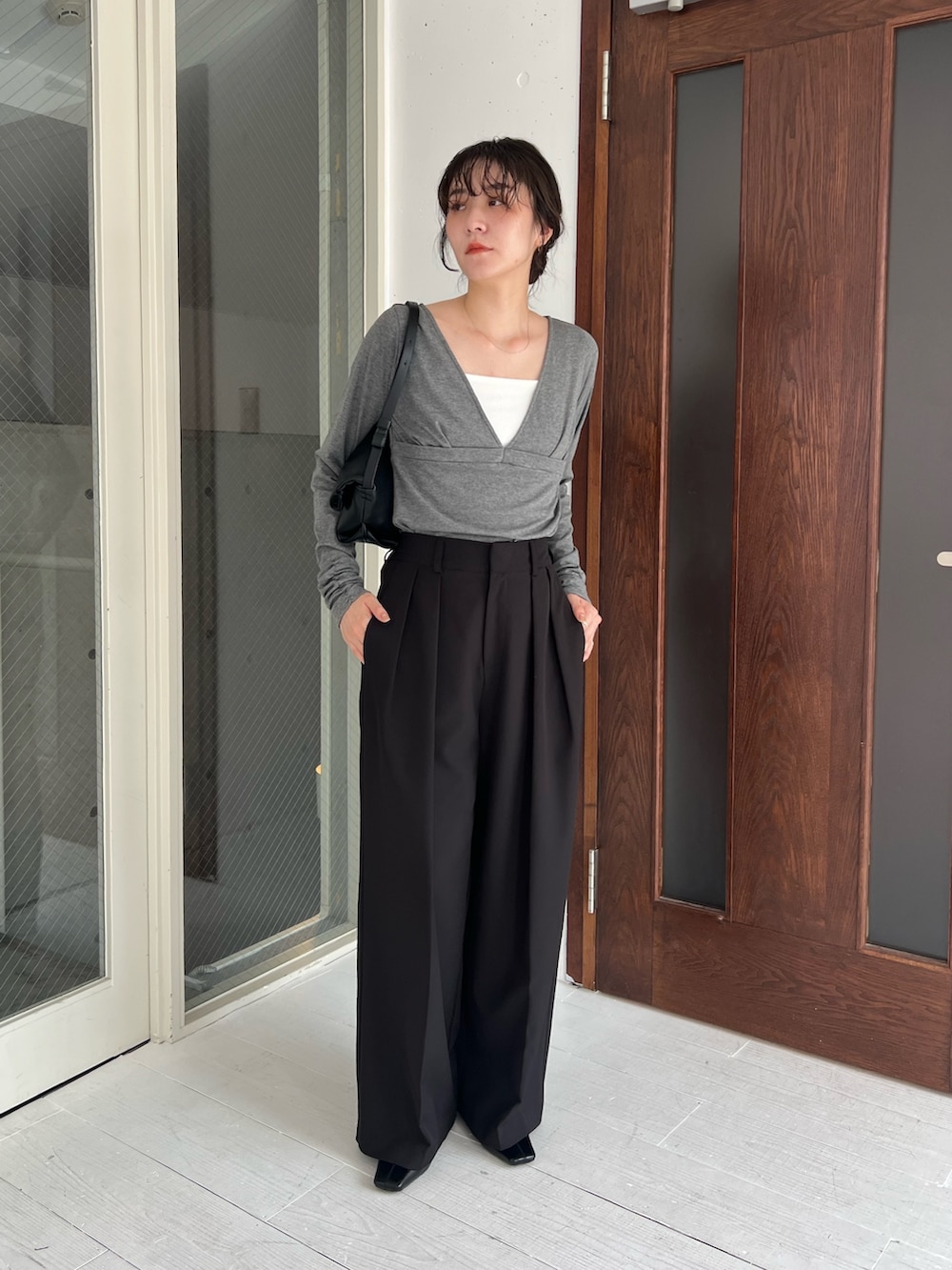 グレー系のTシャツ/カットソー、ブラック系のその他パンツ、ブラック系のパンプスを着用したレディースの夏コーディネートの3枚目の写真