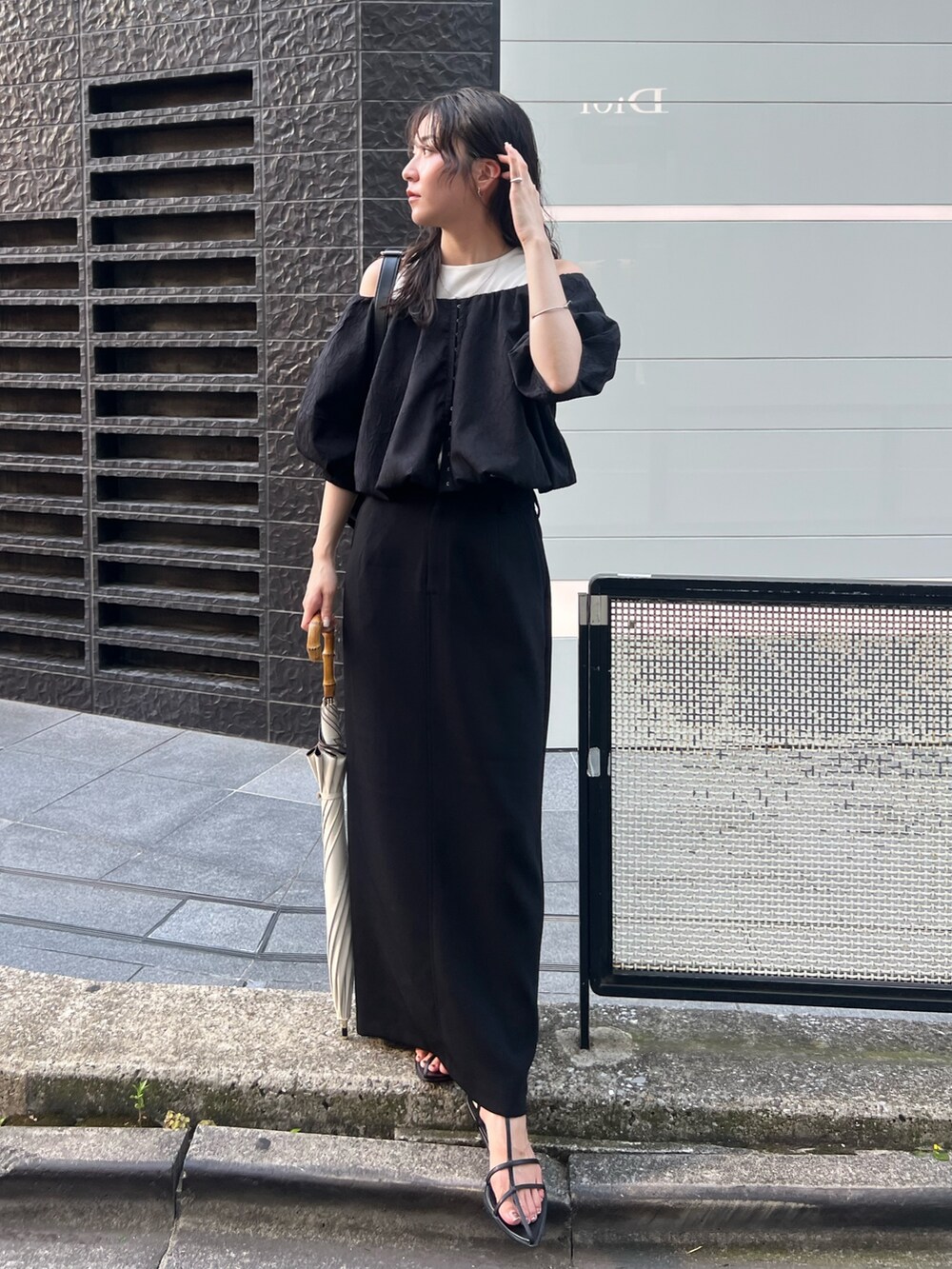 「お出かけコーデ、秋服準備はじめました、モノトーン、レイヤードスタイル、夏コーデ、デニム、シンプルコーデ、骨格ナチュラル、オフショル」｜「CAPRICIEUX LE'MAGEの【低身長サイズあり】マキシIラインスカート（スカート、ブラック系）」を使った、harunaさん（レディース・165cm）の夏コーディネートの3枚目の写真