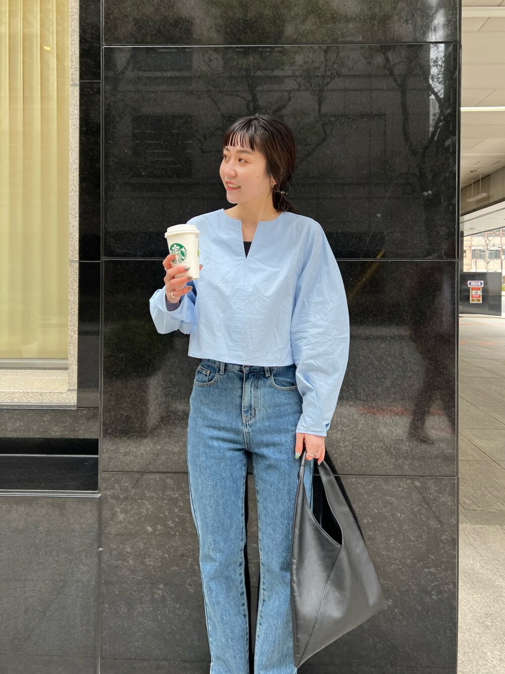 「春コーデ、大人カジュアル、シンプルコーデ、春先取り、デニム、ブラウス、ストレートデニム、サンダルブーツ、ワントーンコーデ、ワンカラーコーデ、レザーバッグ、きれいめカジュアル」｜「CAPRICIEUX LE'MAGEのトライアングルトートバッグ（トートバッグ、ブラック系）」を使った、harunaさん（レディース・165cm）の冬コーディネートの3枚目の写真