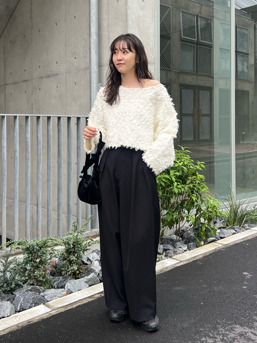「お出かけコーデ、フリンジ、ボートネック、ニット、ニットコーデ、ワイドパンツ、大人カジュアル、きれいめカジュアル、秋服、シンプルコーデ」｜「CAPRICIEUX LE'MAGEのベロアリボンバッグ（ショルダーバッグ、ブラック系）」を使った、harunaさん（レディース・165cm）の秋コーディネートの2枚目の写真