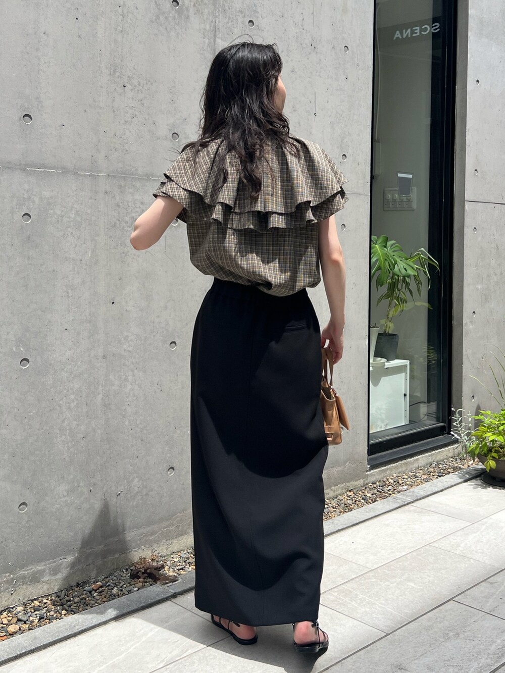 「カジュアルコーデ、楽チンコーデ、オトナ女子、ハンサムコーデ、チェック、チェックシャツ、スカート、タイトスカート、大人カジュアル、おでかけコーデ、先取りコーデ、フリル」｜「CAPRICIEUX LE'MAGEの前スリットスラックススカート（スカート、ブラック系）」を使った、harunaさん（レディース・165cm）の夏コーディネートの3枚目の写真