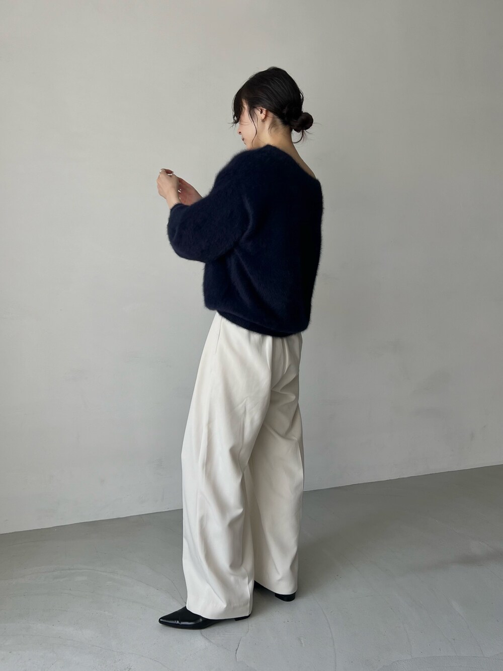「お出かけコーデ、秋服準備はじめました、ニット、ニットコーデ、モノトーン、シンプルコーデ、大人カジュアル、きれいめカジュアル、オフショル」｜「CAPRICIEUX LE'MAGEの＜新色追加/ブルー＞2タックワイドパンツ（その他パンツ、ホワイト系）」を使った、harunaさん（レディース・165cm）の夏コーディネートの4枚目の写真