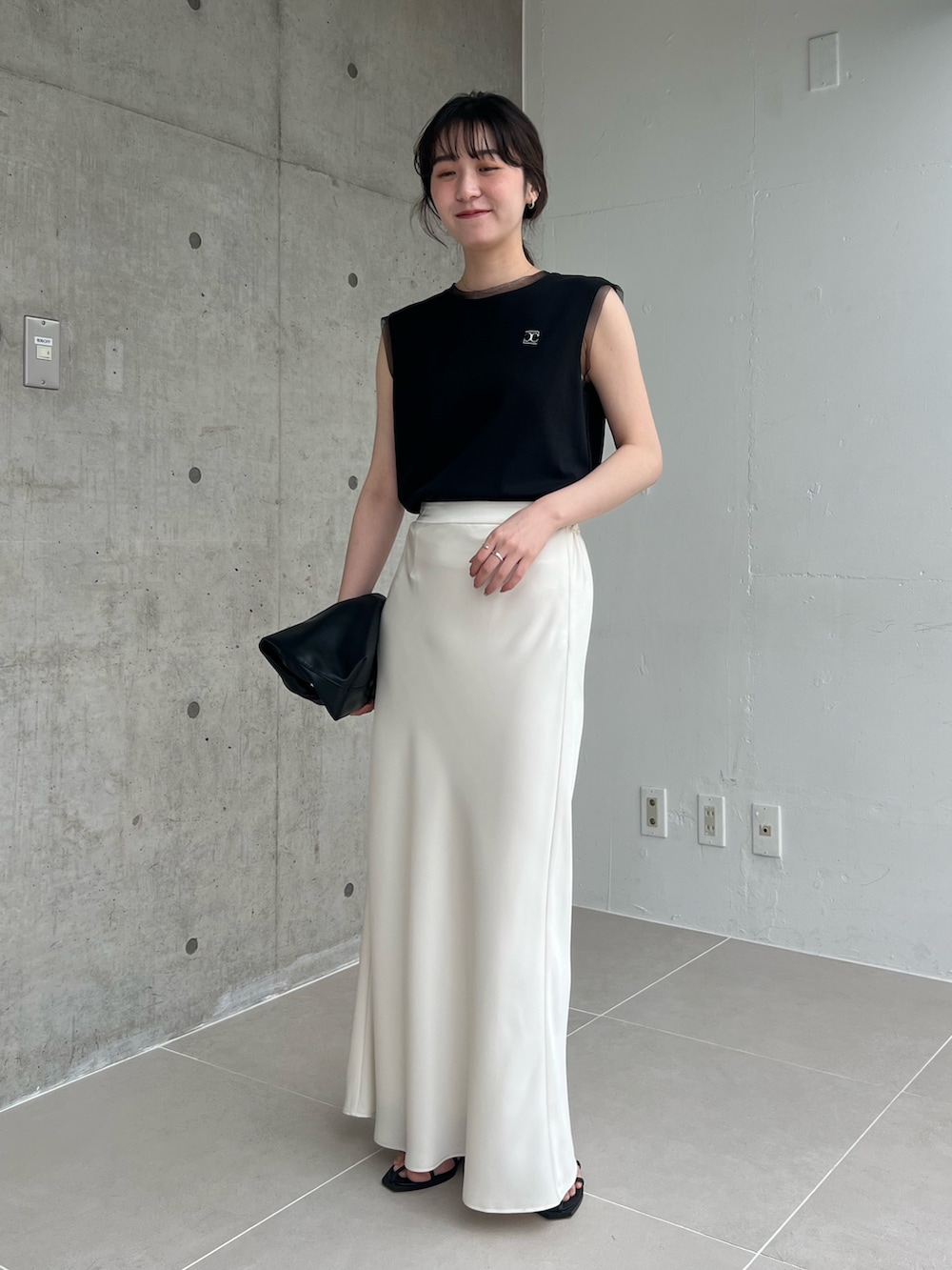 「モノトーン、サンダル、お出かけコーデ、デートコーデ、きれいめカジュアル、夏コーデ、ラクチンコーデ、初夏コーデ、オトナ女子、夏服、ゆるコーデ、大人かわいい、30代コーデ、きれいめコーデ、甘めカジュアル」｜「CAPRICIEUX LE'MAGEの1ポイントノースリーブTシャツ（Tシャツ/カットソー、ブラック系）」を使った、harunaさん（レディース・165cm）の春コーディネートの2枚目の写真