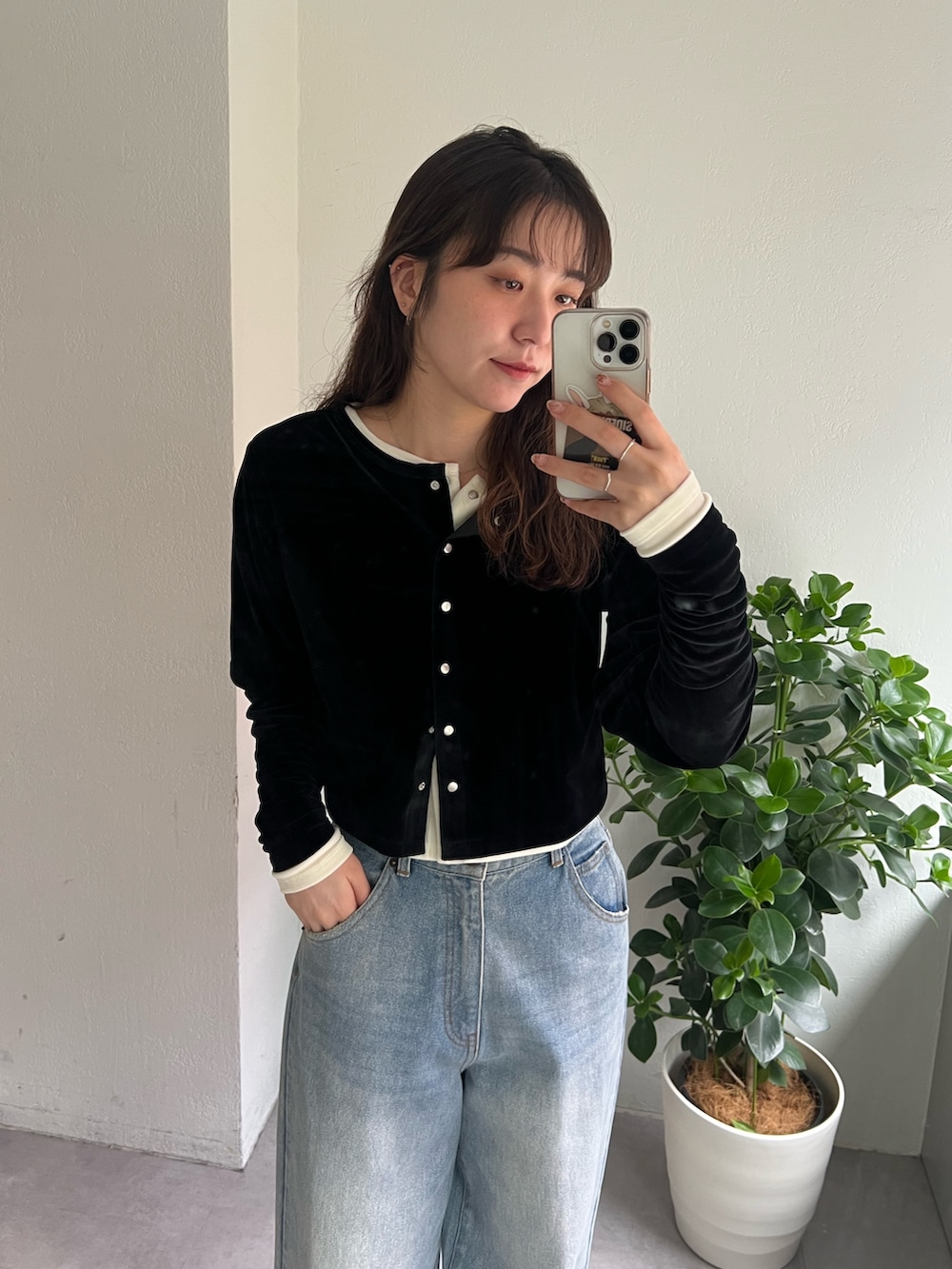 ブラック系のTシャツ/カットソー、ホワイト系のTシャツ/カットソーを着用したレディースの秋コーディネートの2枚目の写真