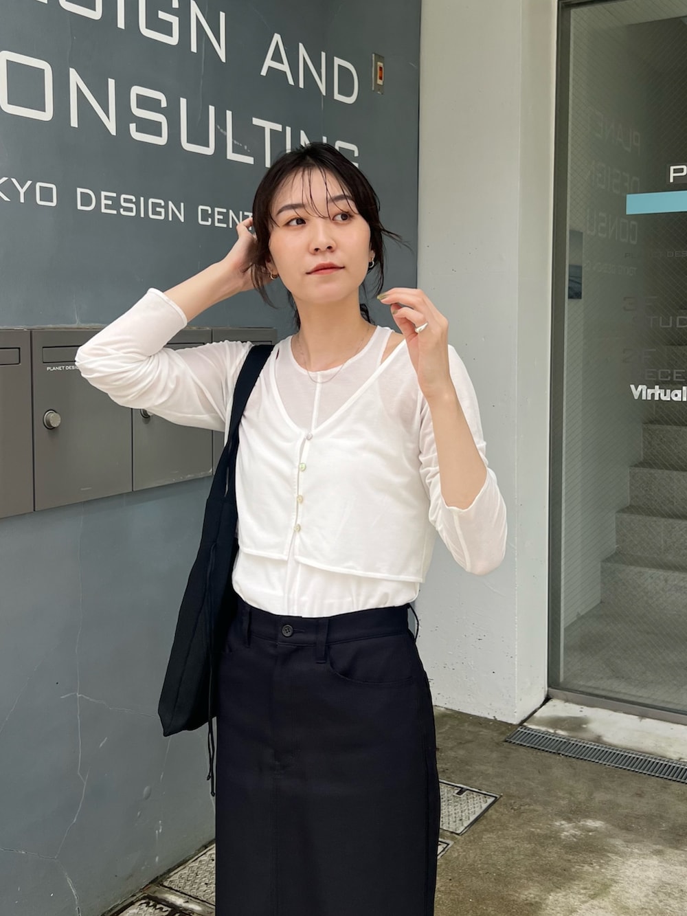 「お出かけコーデ、秋服準備はじめました、モノトーン、デートコーデ、レイヤードスタイル、スカート、タンクトップ、カーディガン、シンプルコーデ、大人カジュアル、きれいめカジュアル、サンダル、骨格ナチュラル」｜「CAPRICIEUX LE'MAGEの【低身長サイズあり】マキシIラインスカート（スカート、ブラック系）」を使った、harunaさん（レディース・165cm）の夏コーディネートの4枚目の写真
