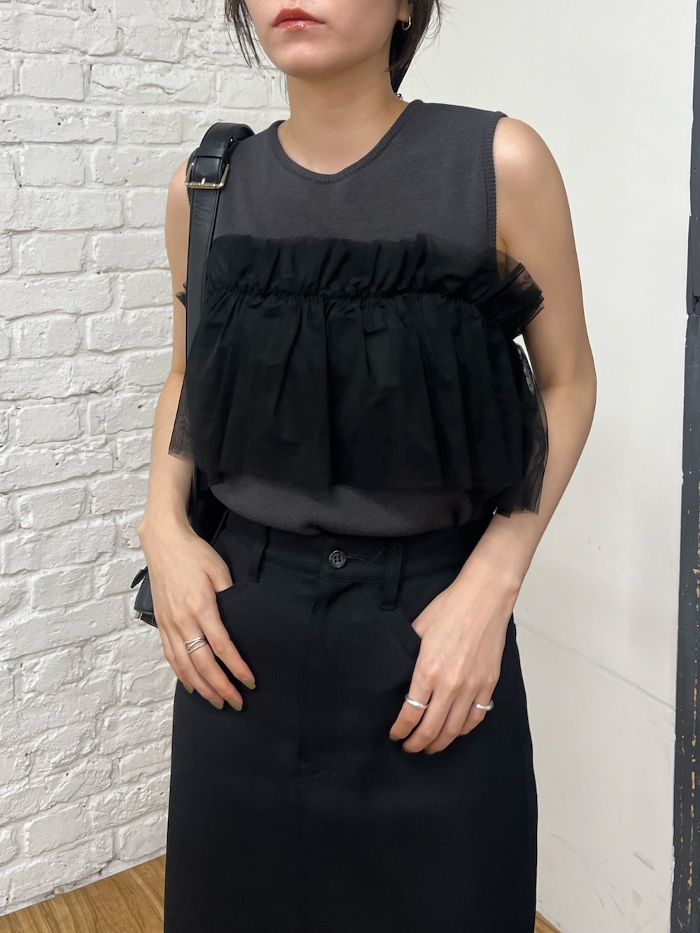 「お出かけコーデ、秋服準備はじめました、モノトーン、ブラックコーデ、デートコーデ、チュール、スカート、スカートスタイル、大人カジュアル、きれいめカジュアル、シンプルコーデ」｜「CAPRICIEUX LE'MAGEのベアチュールドッキングニット（ニット/セーター、グレー系）」を使った、harunaさん（レディース・165cm）の夏コーディネートの5枚目の写真