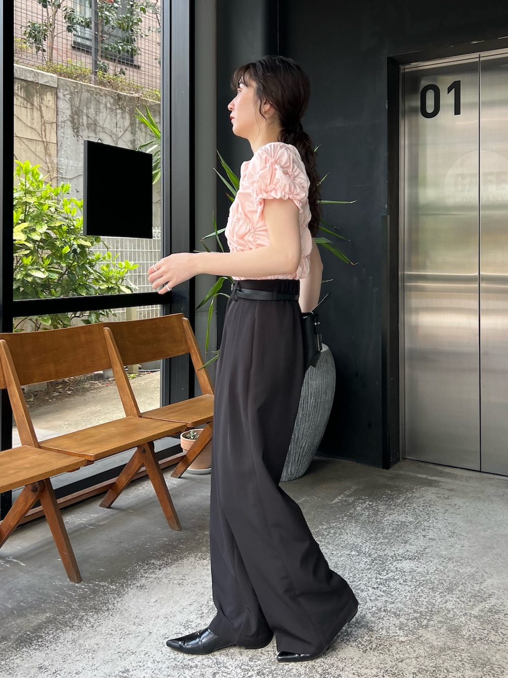 「大人カジュアル、最近のいい感じコーデ、春夏コーデ、韓国ファッション、きれいめカジュアル、休日スタイル、春、大人女子、夏ファッション、大人かわいい、ラクチンコーデ、カジュアルコーデ、春カラー、高身長女子、半袖」｜「CAPRICIEUX LE'MAGEの＜新色追加/ブルー＞2タックワイドパンツ（その他パンツ、ブラック系）」を使った、harunaさん（レディース・165cm）の春コーディネートの3枚目の写真