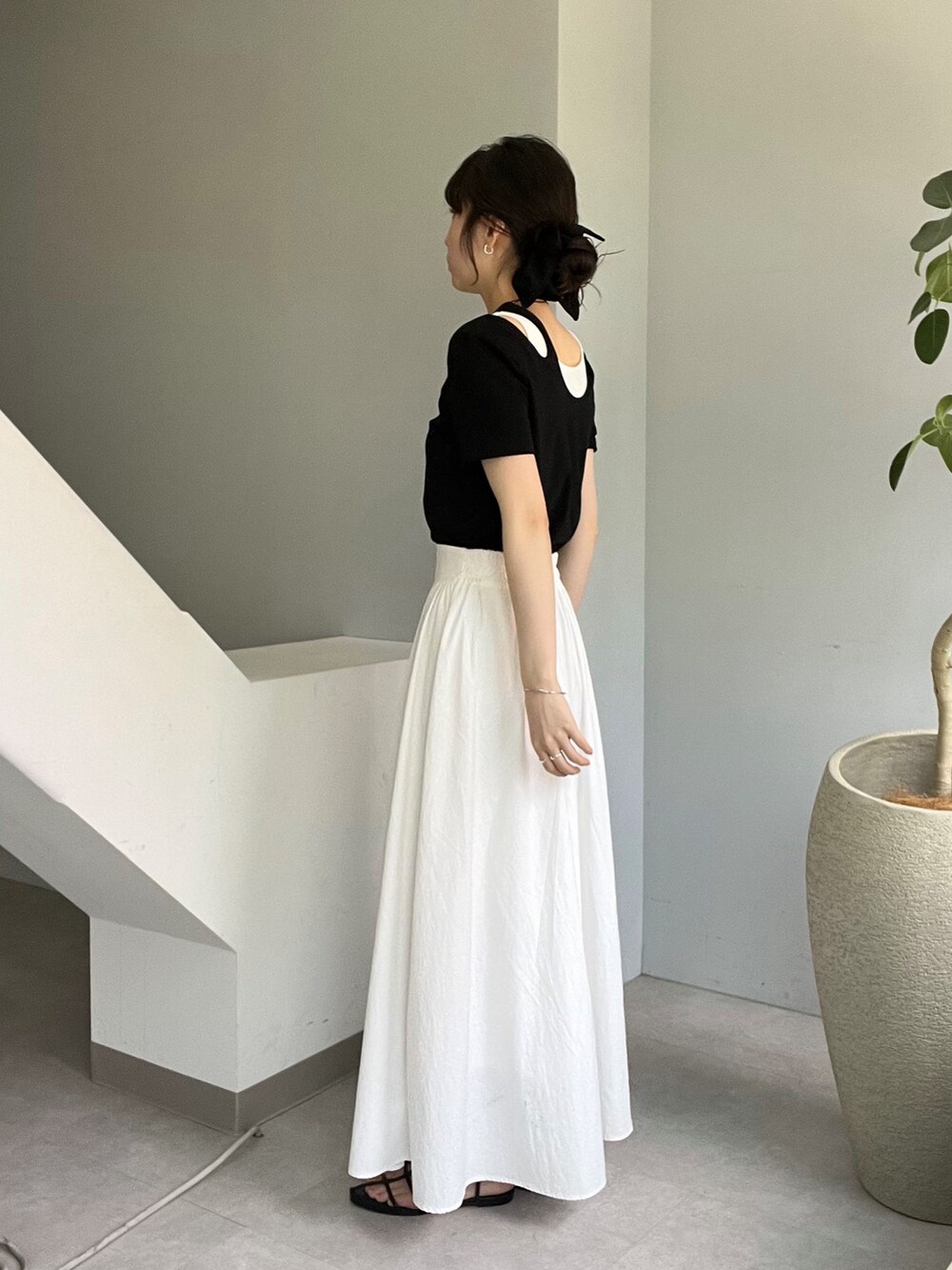 「レイヤードスタイル、サンダル、白Tシャツ、黒Tシャツ、モノトーン、デートコーデ、ロングスカート、きれいめカジュアル、夏コーデ、韓国ファッション、お出かけコーデ、大人可愛い、着回しコーデ、オトナ女子、きれいめコーディネート」｜「CAPRICIEUX LE'MAGEの【1枚で着映え】レイヤードアシメネックTシャツ（Tシャツ/カットソー、ブラック系）」を使った、harunaさん（レディース・165cm）の夏コーディネートの3枚目の写真