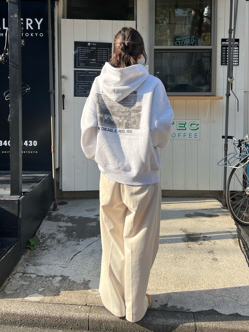 「最近のいい感じコーデ、冬コーデ、スニーカー、スウェット、パーカー、ワイドパンツ、シンプルコーデ、ゆるコーデ、ホワイトコーデ」｜「GOOD ROCK SPEEDの〈GOOD ROCK SPEED〉LIFEフーディ（パーカー、グレー系）」を使った、harunaさん（レディース・165cm）の秋コーディネートの3枚目の写真