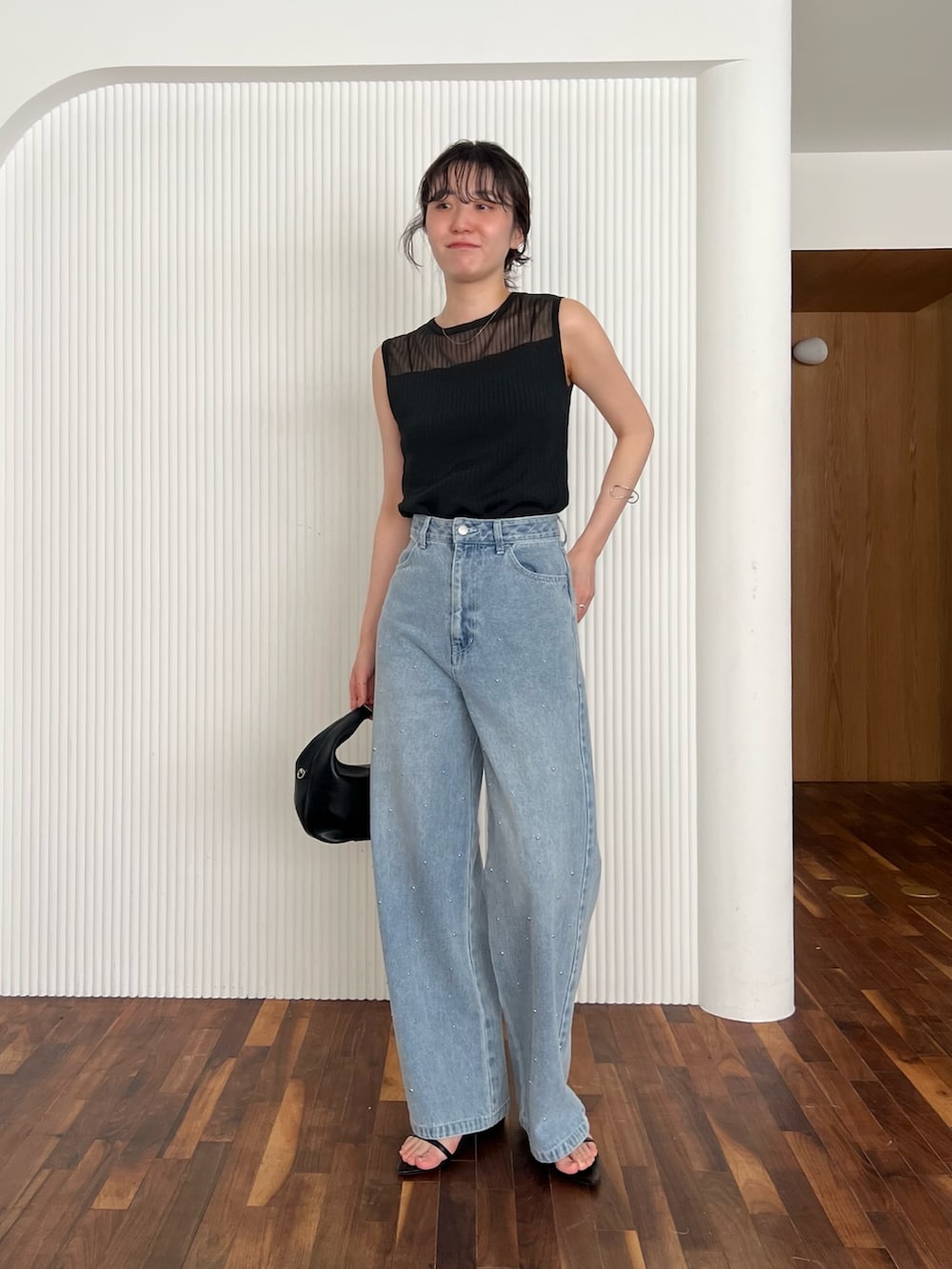 「サンダル、お出かけコーデ、きれいめカジュアル、デニム、シアートップス、キレイめカジュアル、オトナカジュアル、大人コーデ、高身長女子、デニムコーデ、シンプルカジュアル」｜「CAPRICIEUX LE'MAGEのシルバードットデニム（デニムパンツ、ブルー系）」を使った、harunaさん（レディース・165cm）の春コーディネートの2枚目の写真