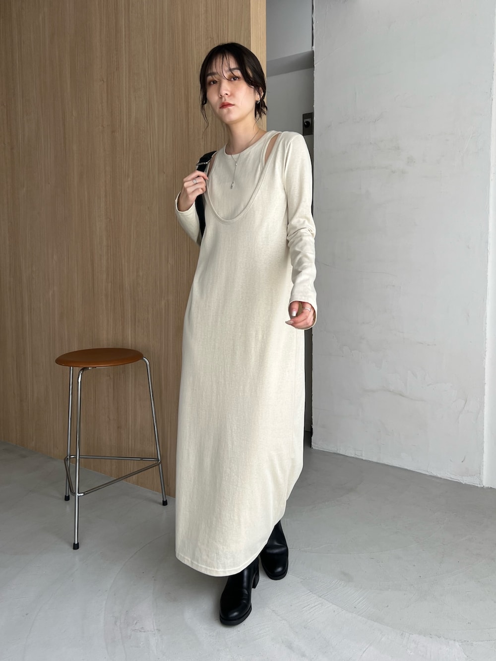 「お出かけコーデ、秋服準備はじめました、レイヤードスタイル、淡色コーデ、ワンピース、ブーツ、シンプルコーデ、骨格ナチュラル、高身長女子」｜「CAPRICIEUX LE'MAGEの【低身長サイズあり】2SET Uネックワンピース（ワンピース、ベージュ系）」を使った、harunaさん（レディース・165cm）の夏コーディネートの3枚目の写真