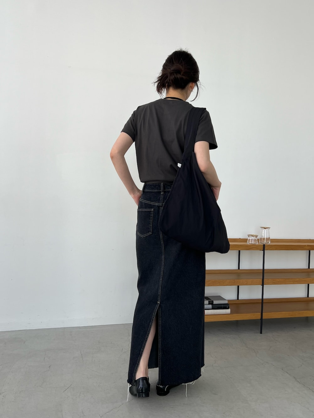「大人カジュアル、最近のいい感じコーデ、モノトーン、トートバッグ、春夏コーデ、シンプルコーデ、きれいめカジュアル、休日スタイル、大人女子、春、大人かわいい、カジュアルコーデ、ラクチンコーデ、夏ファッション、デニムコーデ」｜「CAPRICIEUX LE'MAGEの【サイズ展開あり】1ポイントTシャツ（Tシャツ/カットソー、グレー系）」を使った、harunaさん（レディース・165cm）の春コーディネートの4枚目の写真