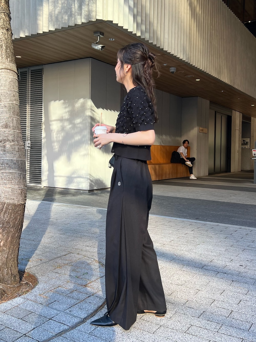 「お出かけコーデ、秋服準備はじめました、レイヤードスタイル、モノトーン、カーディガン、カーディガンコーデ、ワイドパンツ、休日スタイル、ドット、骨格ナチュラル、高身長女子」｜「CAPRICIEUX LE'MAGEの【C.L】サイドタックワイドパンツ（その他パンツ、ブラック系）」を使った、harunaさん（レディース・165cm）の夏コーディネートの2枚目の写真