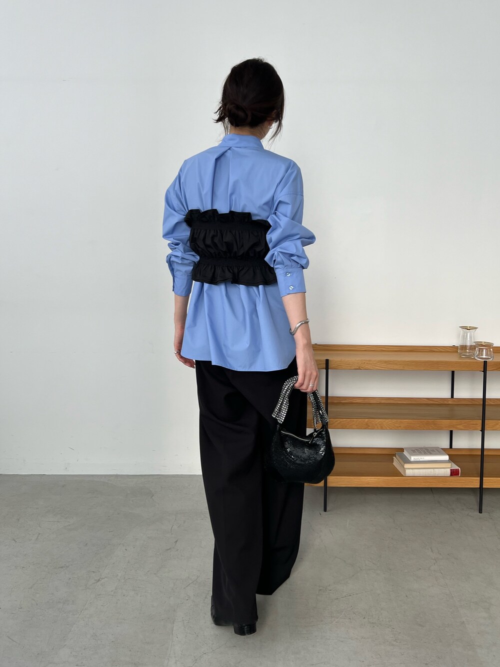 「シャツスタイル、秋服準備はじめました、ビスチェ、ブルー、お出かけコーデ、休日スタイル、レイヤードスタイル」｜「CAPRICIEUX LE'MAGEの＜新色追加/ブルー＞2タックワイドパンツ（その他パンツ、ブラック系）」を使った、harunaさん（レディース・165cm）の夏コーディネートの4枚目の写真
