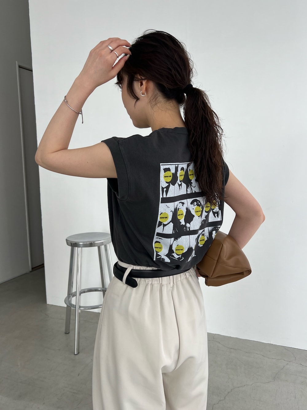 「モノトーン、大人カジュアル、春夏コーデ、シンプルコーデ、きれいめカジュアル、休日スタイル、大人女子、カジュアルコーデ、ラクチンコーデ、休日、最近のいい感じコーデ、オトナカジュアル、パンツスタイル」｜「GOOD ROCK SPEEDの〈GOOD ROCK SPEED〉GREENDAYノースリＴシャツ（Tシャツ/カットソー、ブラック系）」を使った、harunaさん（レディース・165cm）の春コーディネートの5枚目の写真