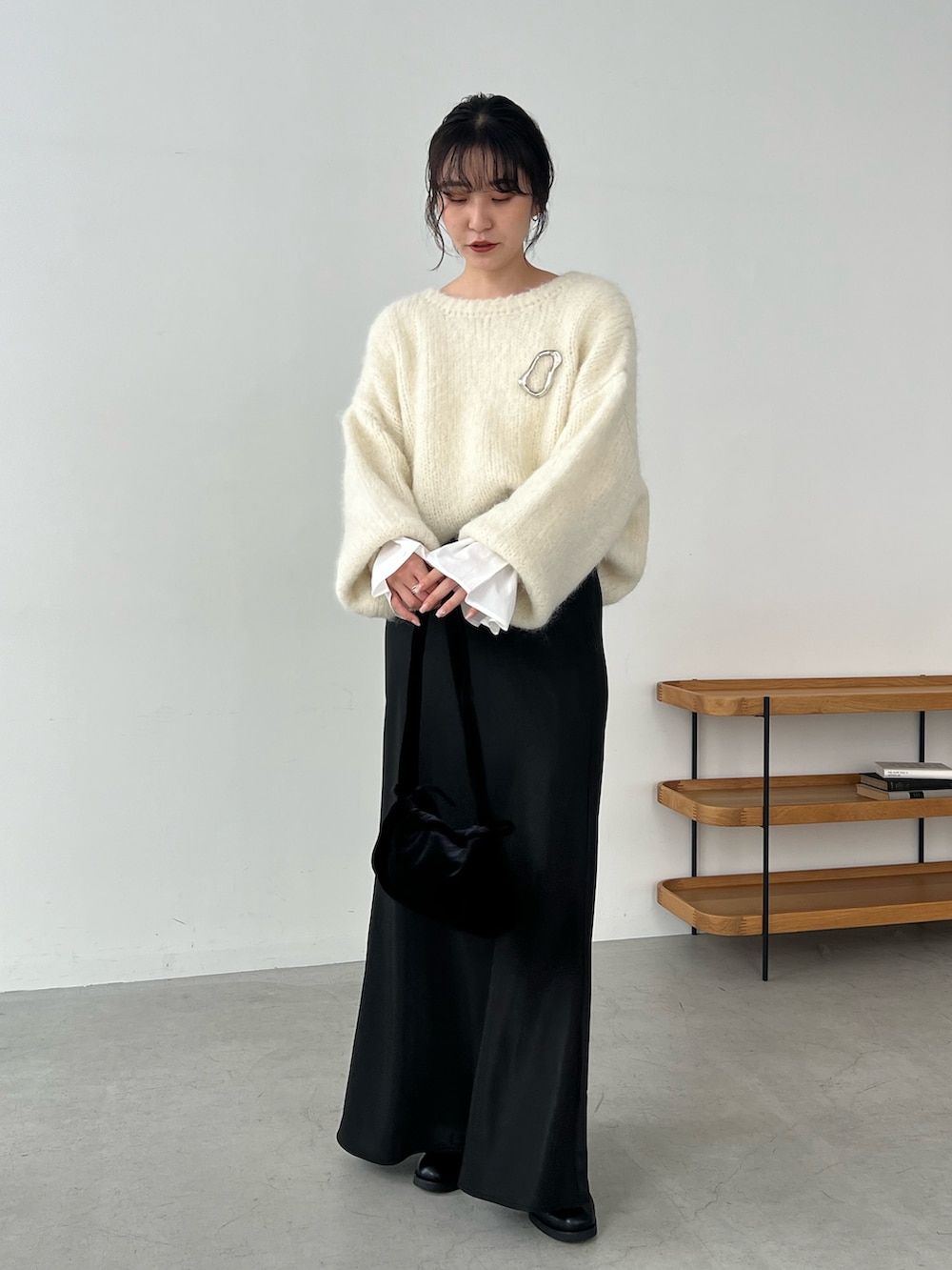 「おしゃ見えテクニック、ニット、レイヤードスタイル、お出かけコーデ、秋コーデ、休日スタイル、モヘアニット、フレアスカート、スカート、サテンスカート」｜「CAPRICIEUX LE'MAGEのフレアカフスロンT（Tシャツ/カットソー、ホワイト系）」を使った、harunaさん（レディース・165cm）の秋コーディネートの2枚目の写真