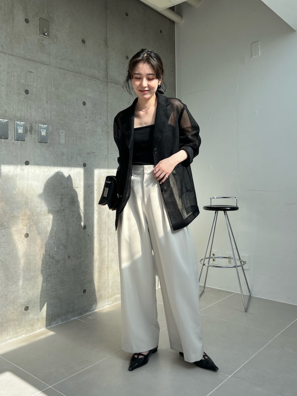 ホワイト系のその他パンツを着用したレディースの春コーディネートの2枚目の写真