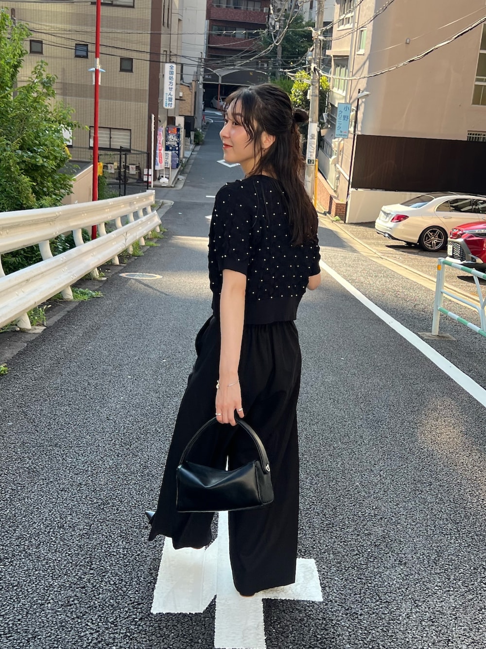「お出かけコーデ、秋服準備はじめました、レイヤードスタイル、モノトーン、カーディガン、カーディガンコーデ、ワイドパンツ、休日スタイル、ドット、骨格ナチュラル、高身長女子」｜「CAPRICIEUX LE'MAGEの【C.L】サイドタックワイドパンツ（その他パンツ、ブラック系）」を使った、harunaさん（レディース・165cm）の夏コーディネートの5枚目の写真