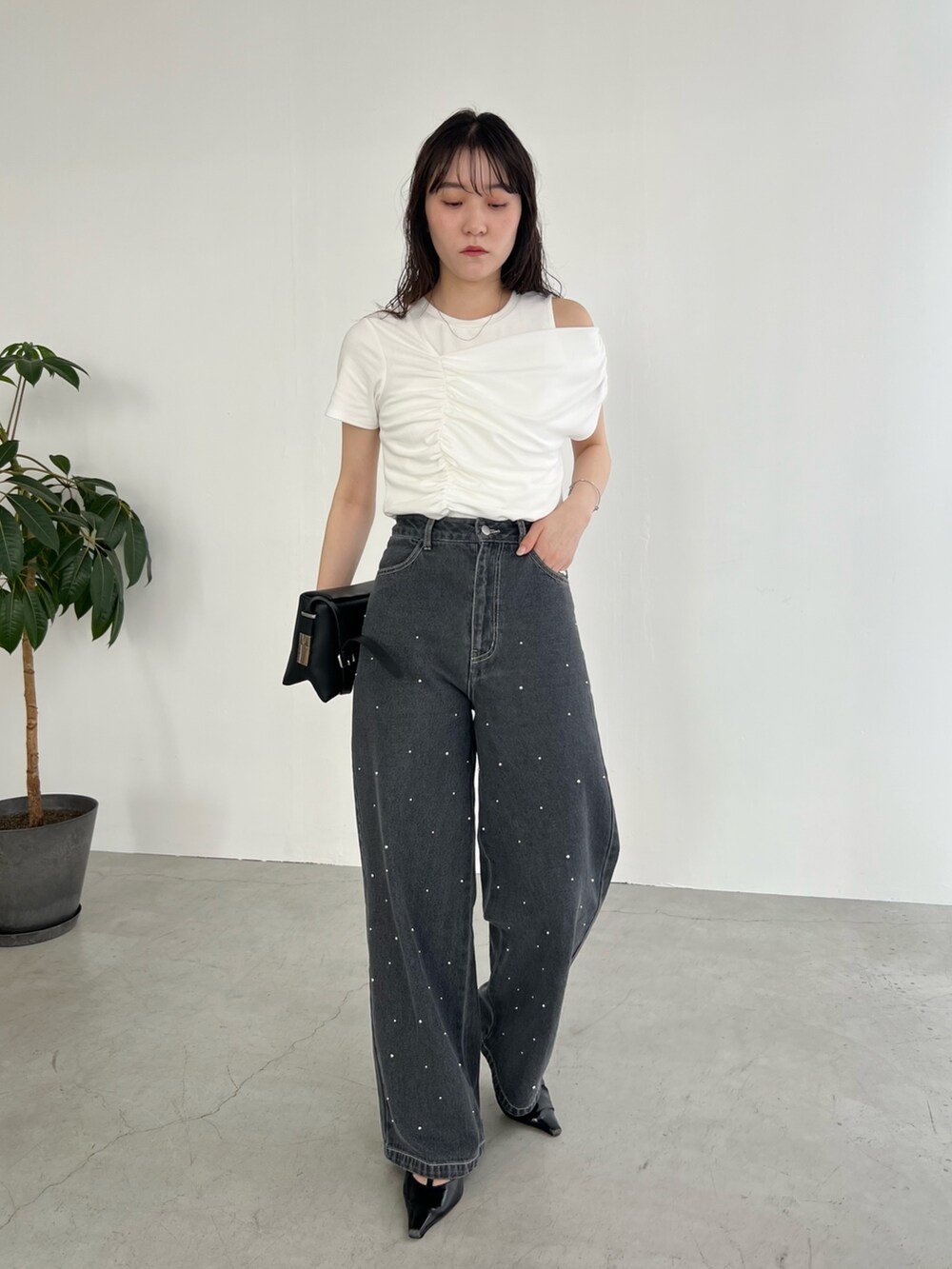 「最近のいい感じコーデ、モノトーン、大人カジュアル、春夏コーデ、シンプルコーデ、きれいめカジュアル、休日スタイル、大人女子、春、大人かわいい、カジュアルコーデ、夏ファッション、デニム」｜「CAPRICIEUX LE'MAGEのシルバードットデニム（デニムパンツ、ブラック系）」を使った、harunaさん（レディース・165cm）の春コーディネートの2枚目の写真
