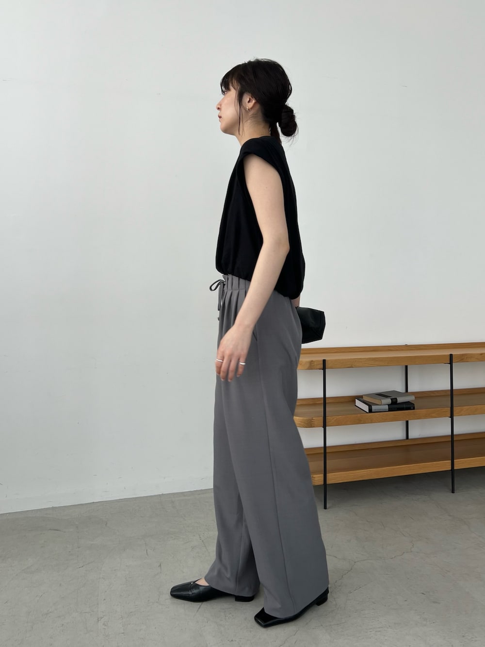「大人カジュアル、最近のいい感じコーデ、モノトーン、春夏コーデ、シンプルコーデ、きれいめカジュアル、休日スタイル、大人女子、カジュアルコーデ、ラクチンコーデ、デニム、夏ファッション、春カラー、デニムコーデ、休日」｜「CAPRICIEUX LE'MAGEの【低身長サイズあり】ドロストパンツ（その他パンツ、グレー系）」を使った、harunaさん（レディース・165cm）の春コーディネートの3枚目の写真