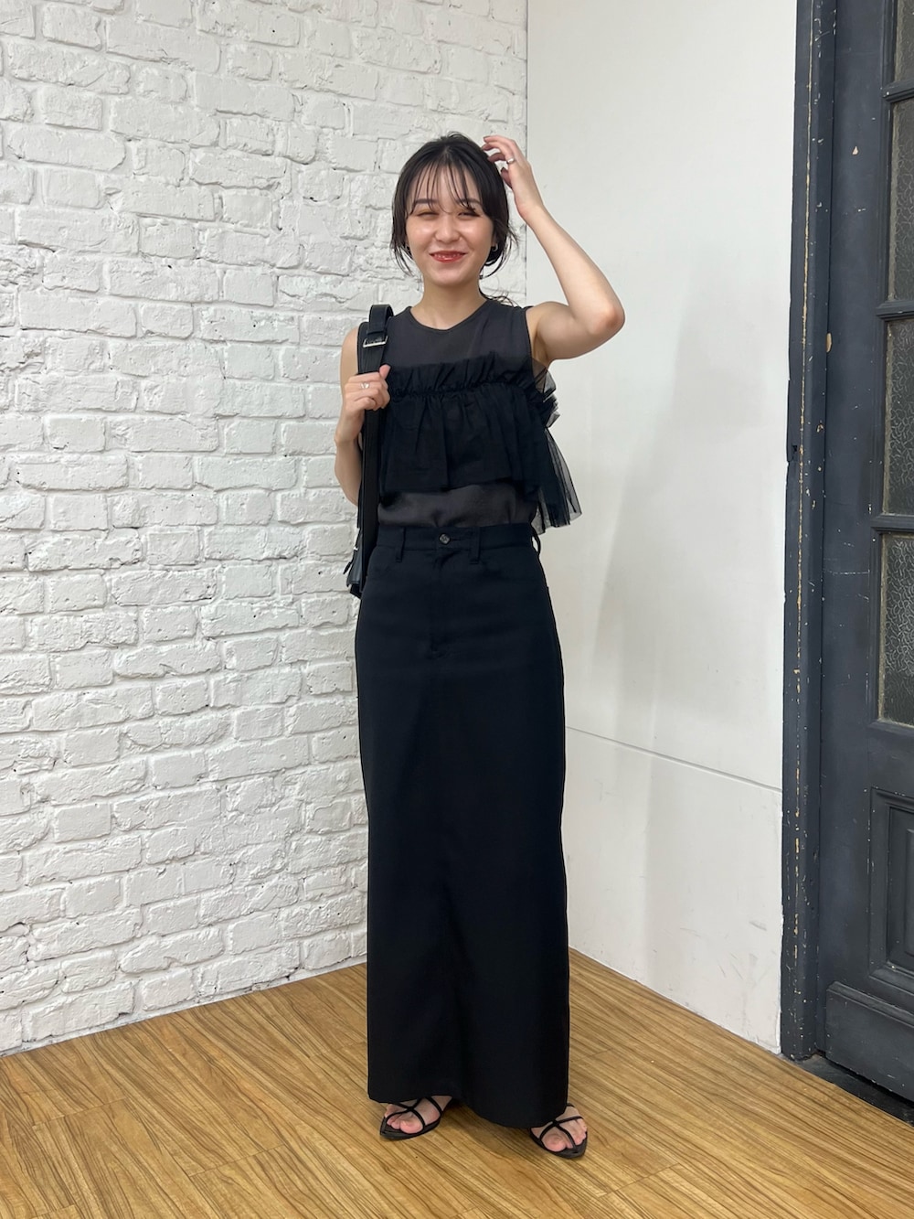 「お出かけコーデ、秋服準備はじめました、モノトーン、ブラックコーデ、デートコーデ、チュール、スカート、スカートスタイル、大人カジュアル、きれいめカジュアル、シンプルコーデ」｜「CAPRICIEUX LE'MAGEのベアチュールドッキングニット（ニット/セーター、グレー系）」を使った、harunaさん（レディース・165cm）の夏コーディネートの2枚目の写真