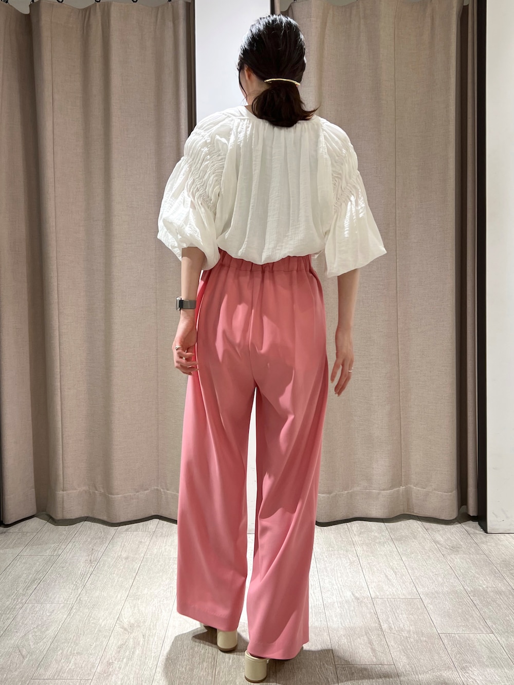 ホワイト系のその他シューズ、ピンク系のその他パンツ、ホワイト系のTシャツ/カットソーを着用したレディースの春コーディネートの3枚目の写真