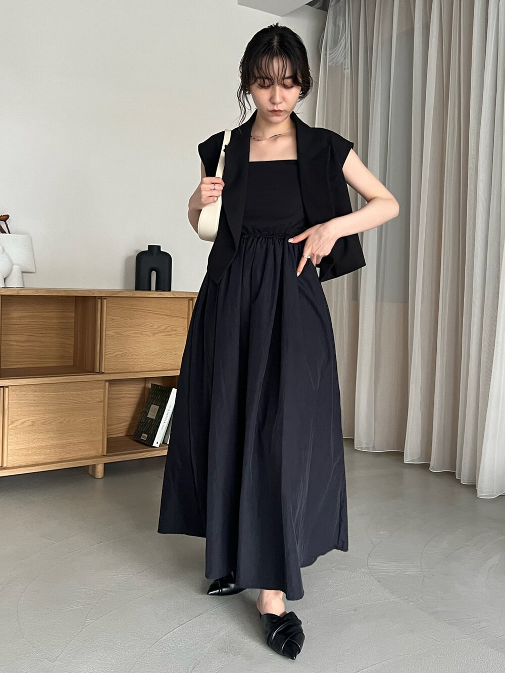 「カジュアルコーデ、オトナ女子、楽チンコーデ、大人かわいい、おでかけコーデ、大人コーデ、夏ファッション、オールブラック、ブラックコーデ、きれいめカジュアル、ベスト、ワンピース」｜「CAPRICIEUX LE'MAGEのテーラードベスト（ベスト、ブラック系）」を使った、harunaさん（レディース・165cm）の夏コーディネートの2枚目の写真