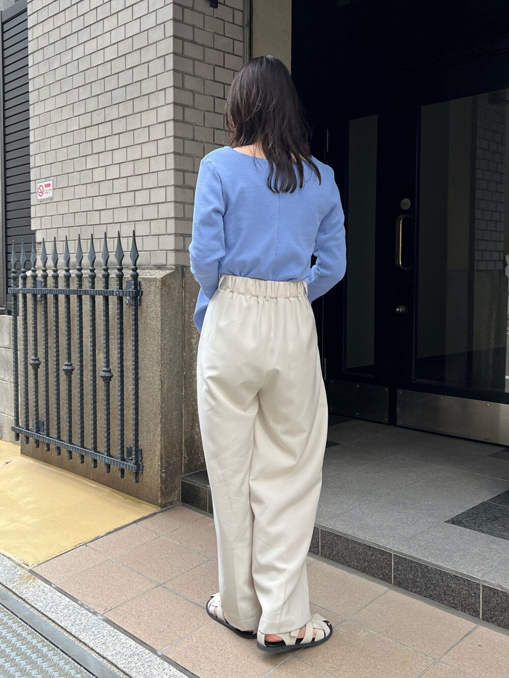 「春コーデ、大人カジュアル、シンプルコーデ、春先取り、ゆるコーデ、シンプルスタイル、パンツスタイル、ホワイトコーデ、ブルー、レザーバッグ、グルカサンダル、カットソー」｜「CAPRICIEUX LE'MAGEの袖スリットロンT（Tシャツ/カットソー、ブルー系）」を使った、harunaさん（レディース・165cm）の冬コーディネートの2枚目の写真