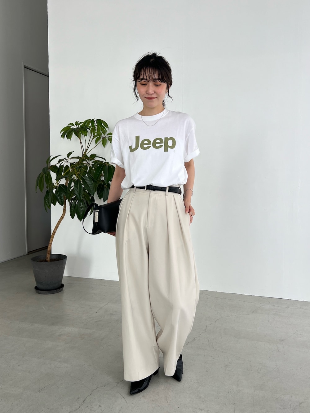 「最近のいい感じコーデ、大人カジュアル、春夏コーデ、シンプルコーデ、きれいめカジュアル、休日スタイル、大人女子、カジュアルコーデ、ラクチンコーデ、夏ファッション、春カラー、休日、オトナカジュアル、トレンド、パンツスタイル」｜「GOOD ROCK SPEEDの〈GOOD ROCK SPEED〉JEEP Tシャツ（Tシャツ/カットソー、ホワイト系）」を使った、harunaさん（レディース・165cm）の春コーディネートの3枚目の写真