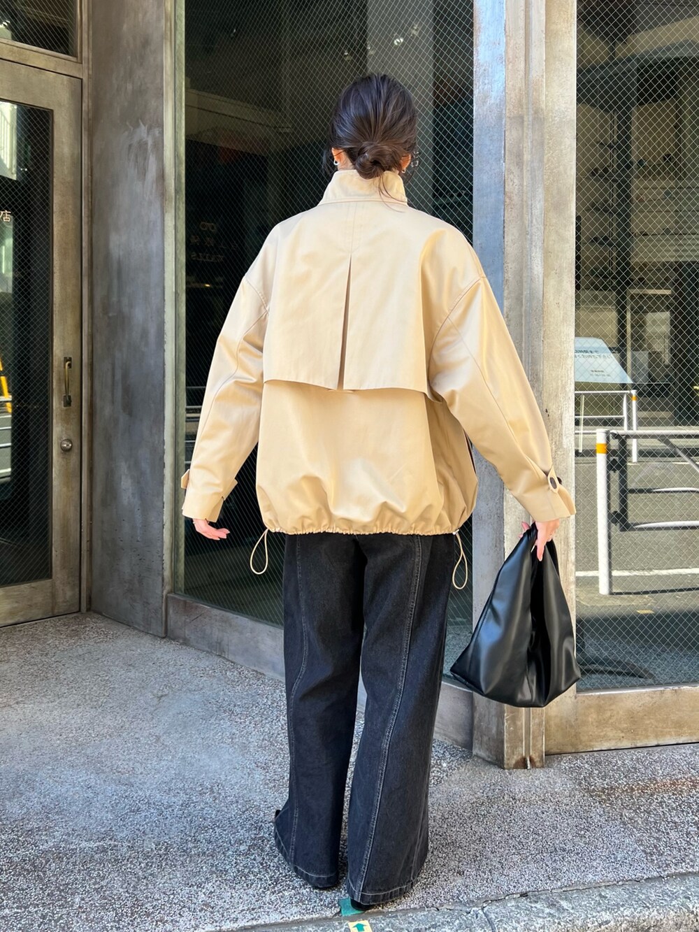 「トレンチコート、ハーフコート、デニム、大人女子、ラフコーデ、大人可愛い、オトナカワイイ、レディースファッション、オトナカジュアル、きれいめカジュアル、カラーコーデ、パンツスタイル、骨格ナチュラル、お出かけコーデ、春コーデ」｜「CAPRICIEUX LE'MAGEの【サイズ展開あり】ミドルトレンチコート（その他アウター、ベージュ系）」を使った、harunaさん（レディース・165cm）の冬コーディネートの4枚目の写真