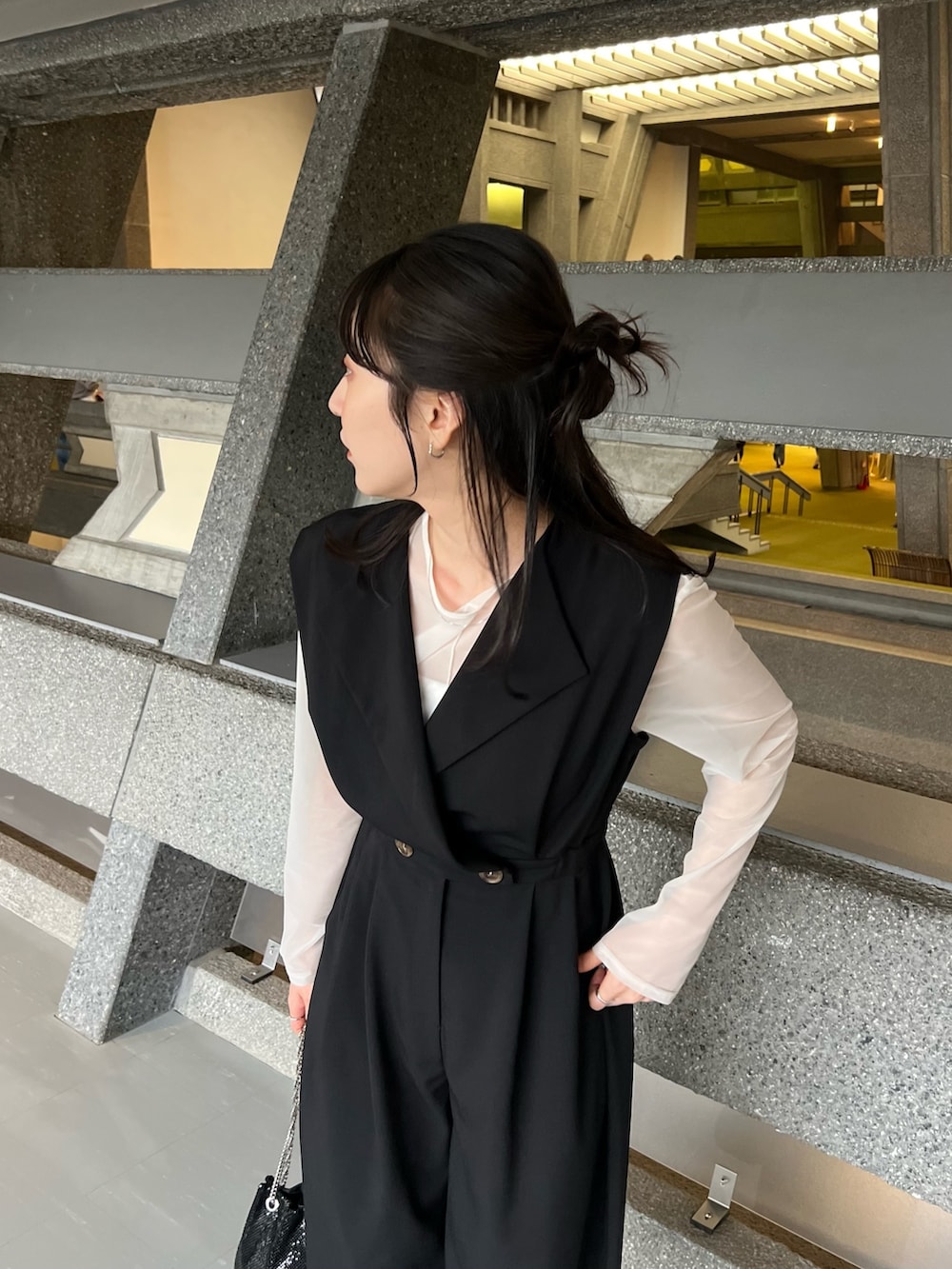「休日スタイル、オフィスカジュアル、モノトーン、デートコーデ、春コーデ、春服みてみて、ロンパース、大人カジュアル、セレモニー、セレモニーコーデ、キレイめ」｜「CAPRICIEUX LE'MAGEのジャケット風ロンパース（つなぎ/オールインワン、ブラック系）」を使った、harunaさん（レディース・165cm）の冬コーディネートの3枚目の写真