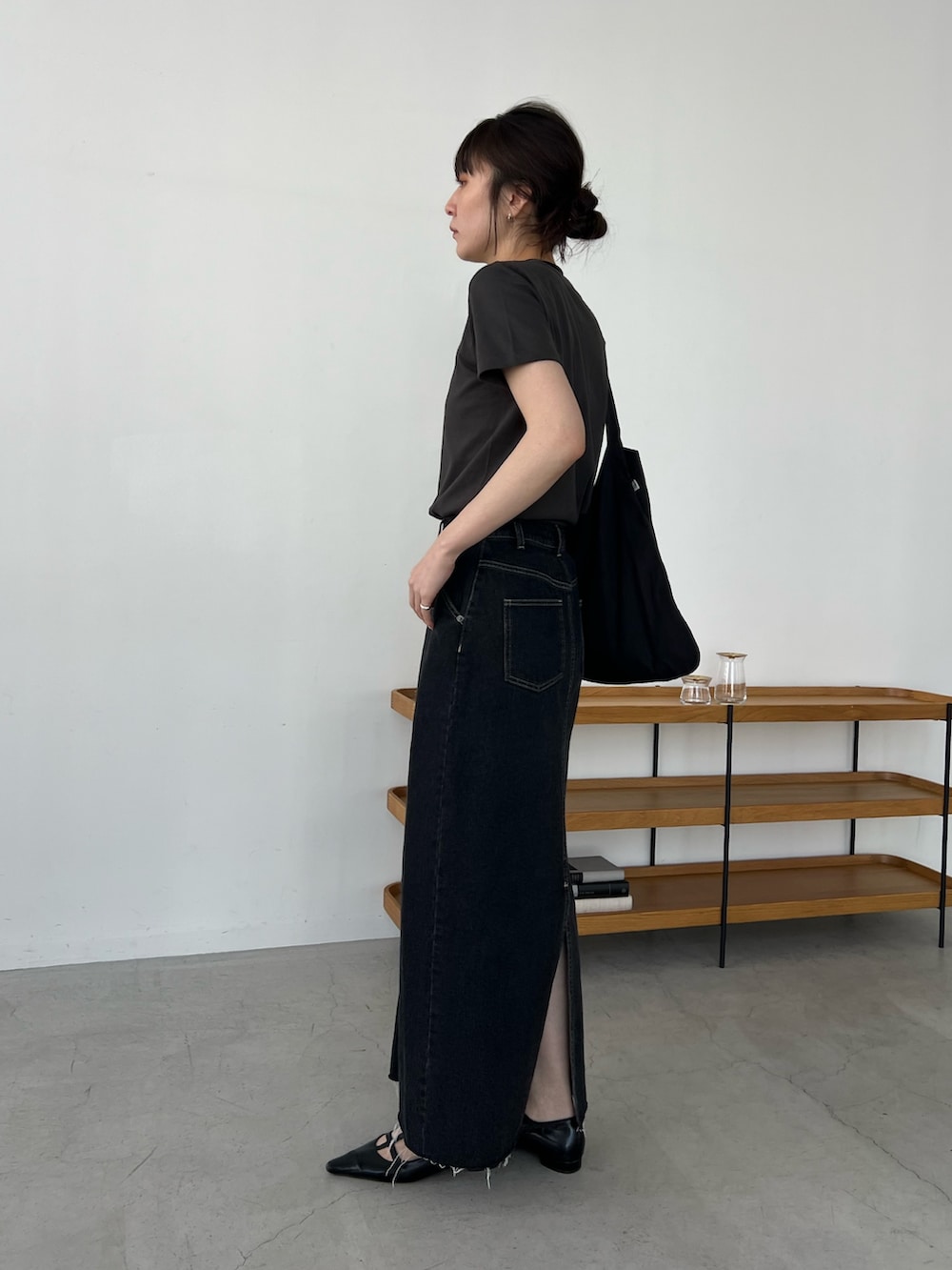 「大人カジュアル、最近のいい感じコーデ、モノトーン、トートバッグ、春夏コーデ、シンプルコーデ、きれいめカジュアル、休日スタイル、大人女子、春、大人かわいい、カジュアルコーデ、ラクチンコーデ、夏ファッション、デニムコーデ」｜「CAPRICIEUX LE'MAGEの【サイズ展開あり】1ポイントTシャツ（Tシャツ/カットソー、グレー系）」を使った、harunaさん（レディース・165cm）の春コーディネートの3枚目の写真